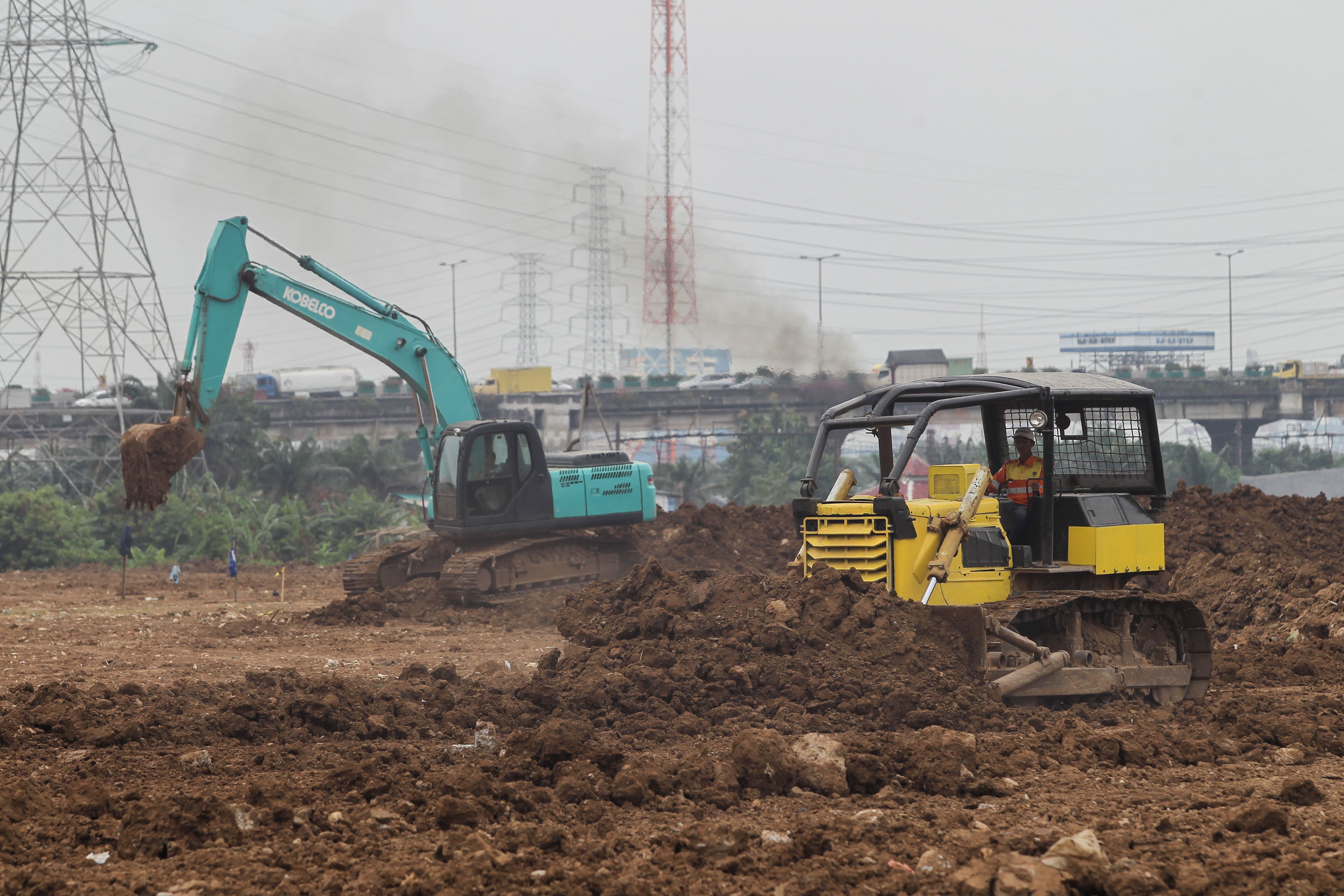  Sejumlah alat berat dikerahkan untuk melakukan pemerataan tanah pada area proyek pembangunan stadion BMW