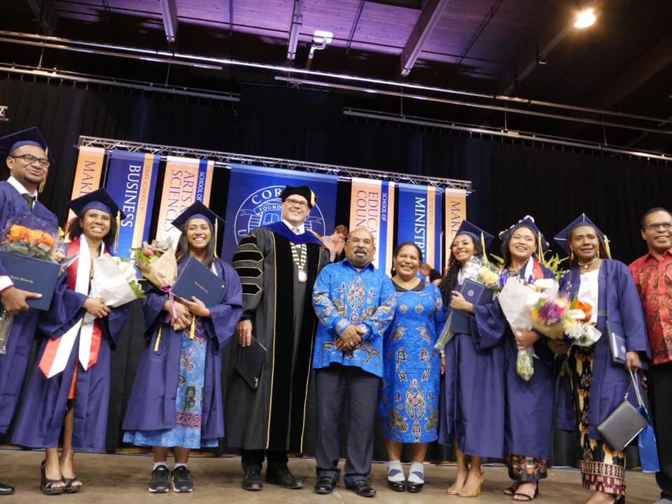 Maria Pallo asal Sentani, Provinsi Papua, berpose bersama Gubernur Papua Lukas Enembe usai wisuda. 