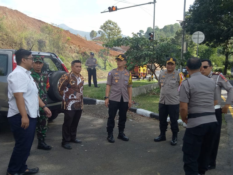 Direktur Lalu Lintas Polda Jabar Komisaris Besar Pol Mohammad Arisdidampingi Kapolres Tasikmalaya Kota AKB Febry Kurniawan Ma