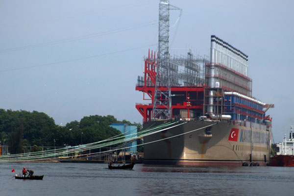 kapal pembangkit listrik Marine Vessel Power Plant (MVPP) berkapasitas 240 megawatt (MW) beroperasi di Dermaga PLTGU Sicanang 