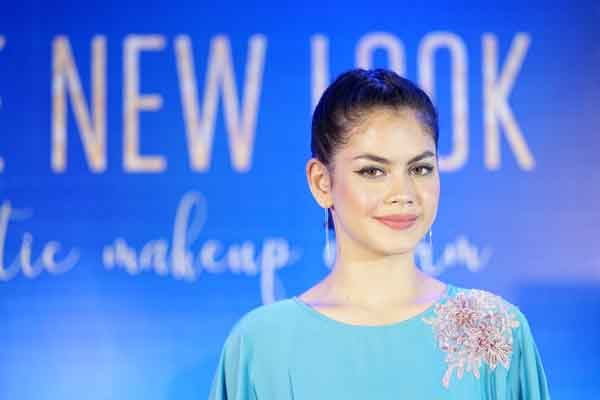 Model peraga makeup Princess Jasmine yang diluncurkan bersama dengan peluncuran salah satu kisah klasik Disney's.