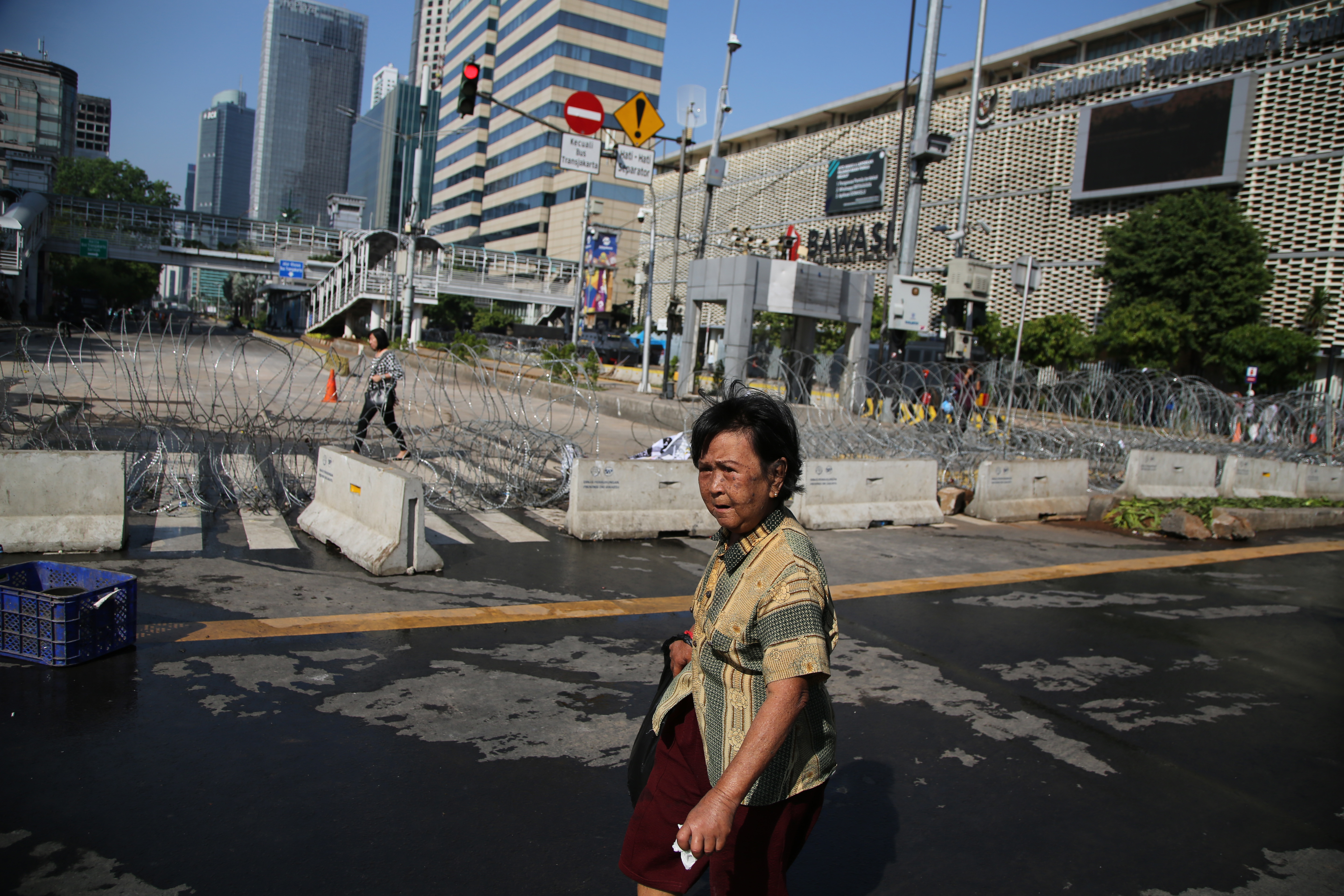 Kondisi Jl. MH Thamrin pasca aksi kerusuhan.