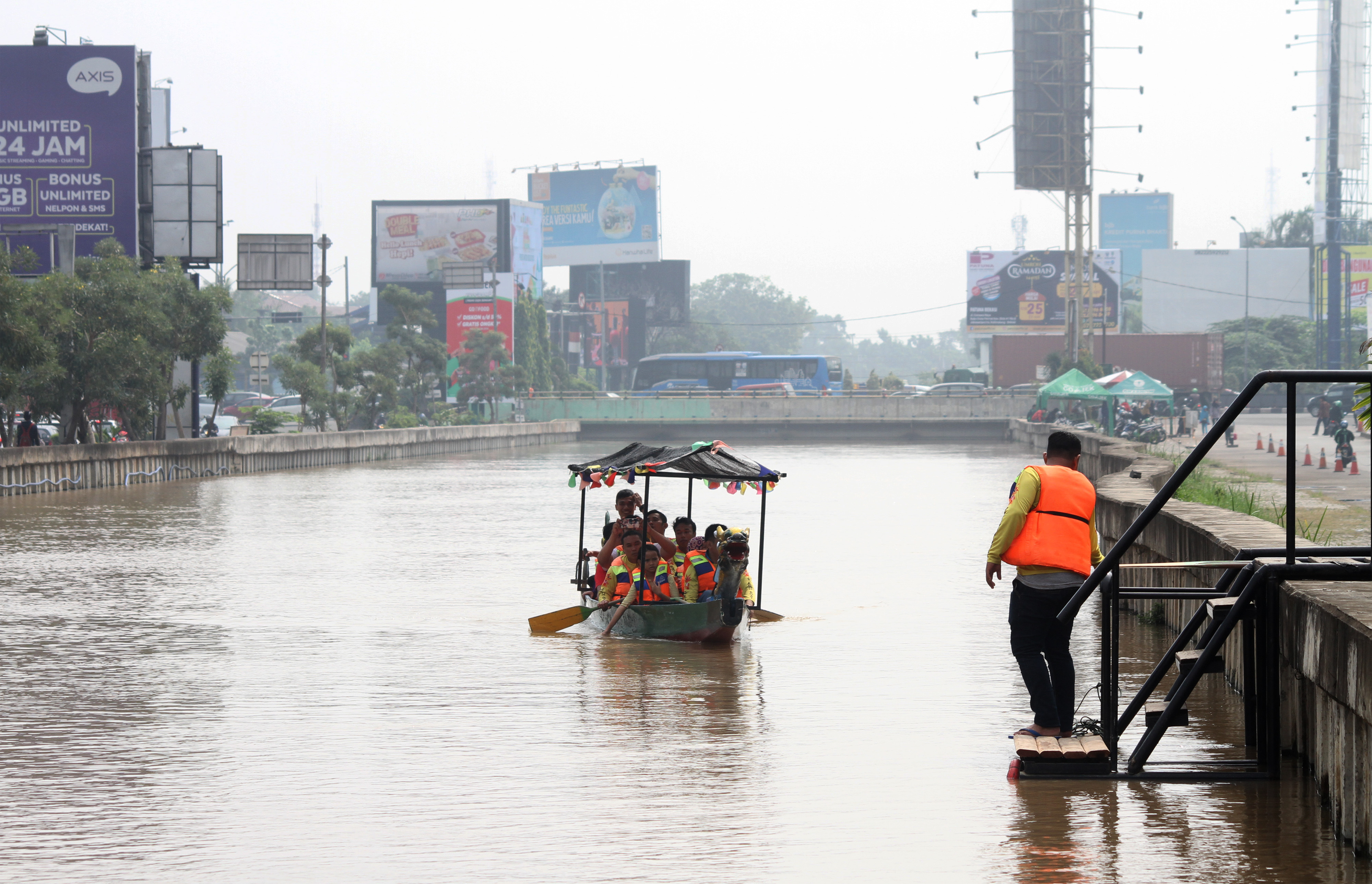 Warga menaiki perahu saat menikmati wisata air di Kali Malang, Bekasi, Jawa Barat, Minggu (24/2/2019).