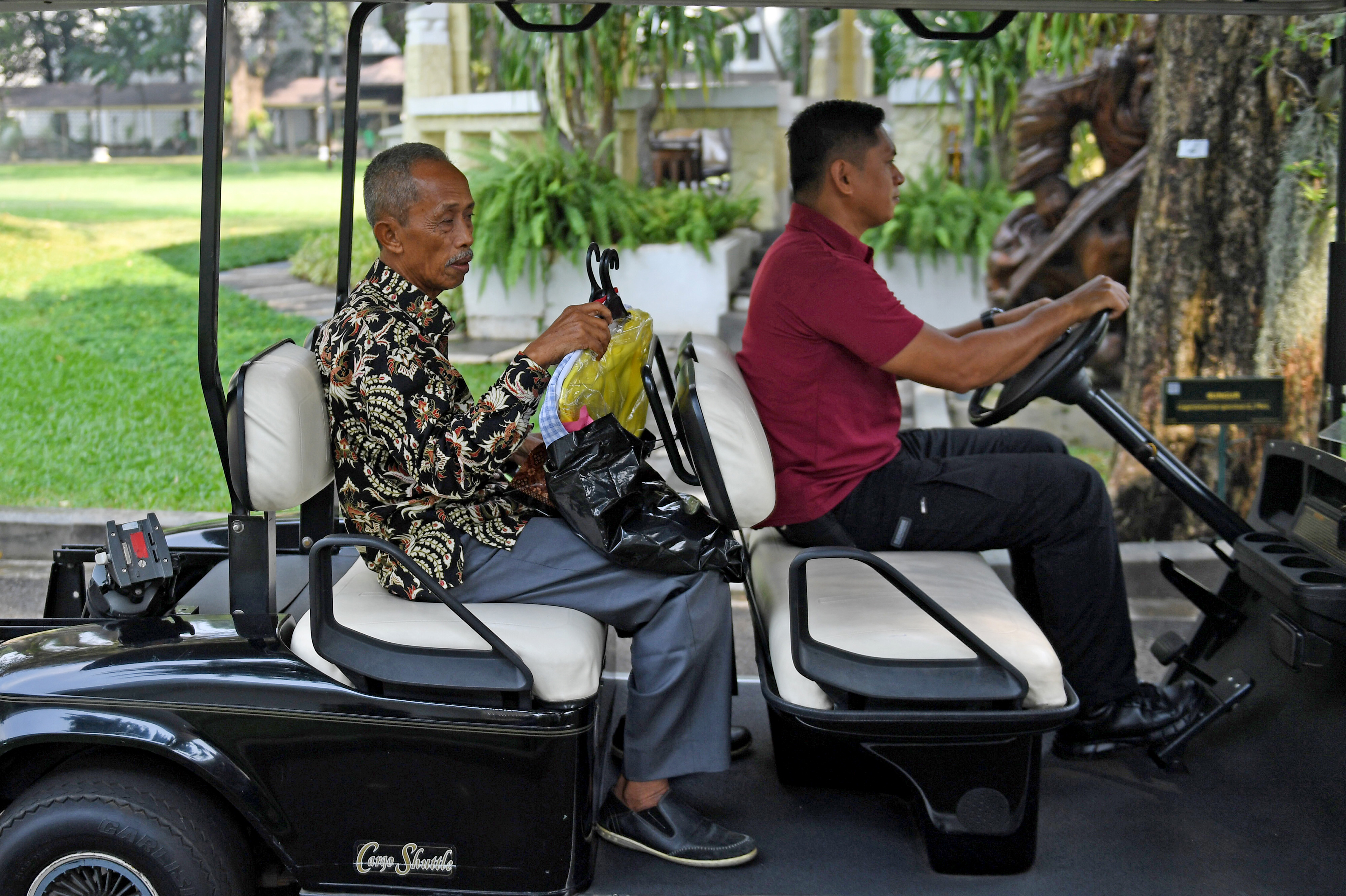 Korban kericuhan aksi 22 Mei, Usma, meninggalkan Kompleks Istana Kepresidenan usai bertemu dengan Presiden Jokowi di Jakarta, Senin (27/5).