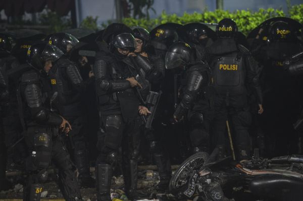 Aparat kepolisian berjaga dalam memgamanka aksi 22 Mei