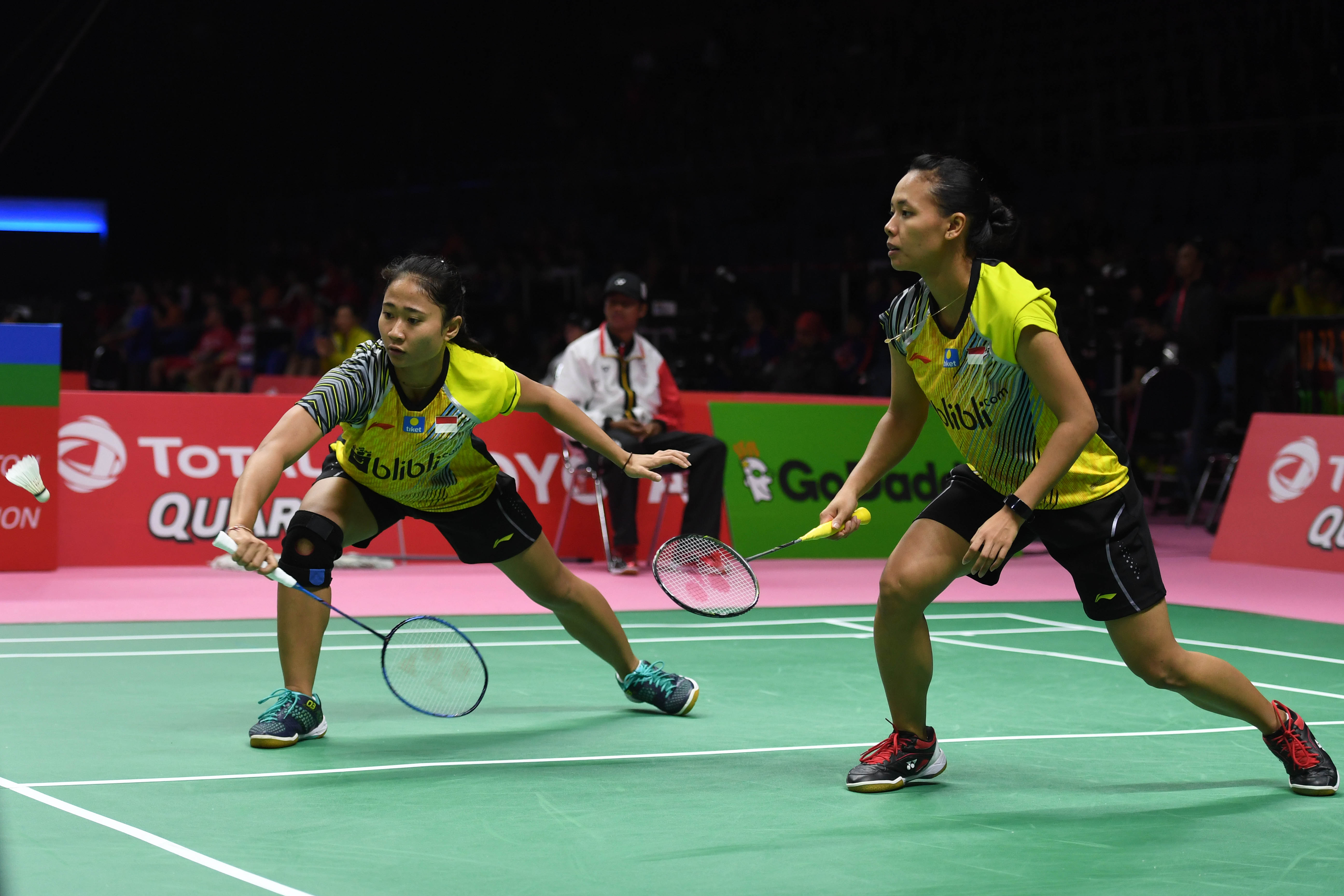  Ni Ketut Mahadewi Istarani (kiri)