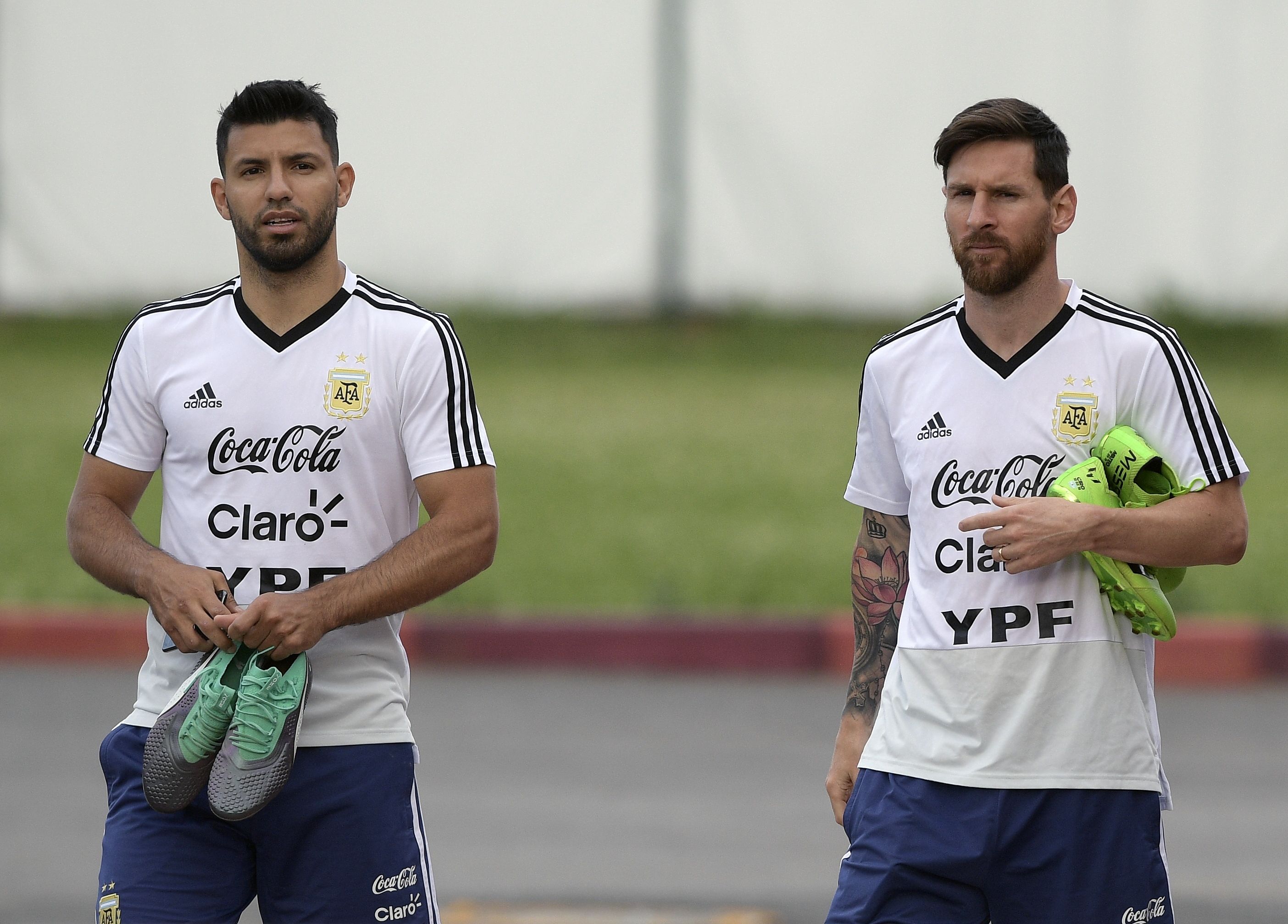 Lionel Messi (kanan) dan Sergio Aguero