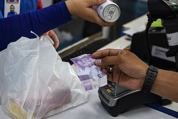 Orang sedang membayar barang yang dibeli di sebuah pasar swalayan di Jakarta