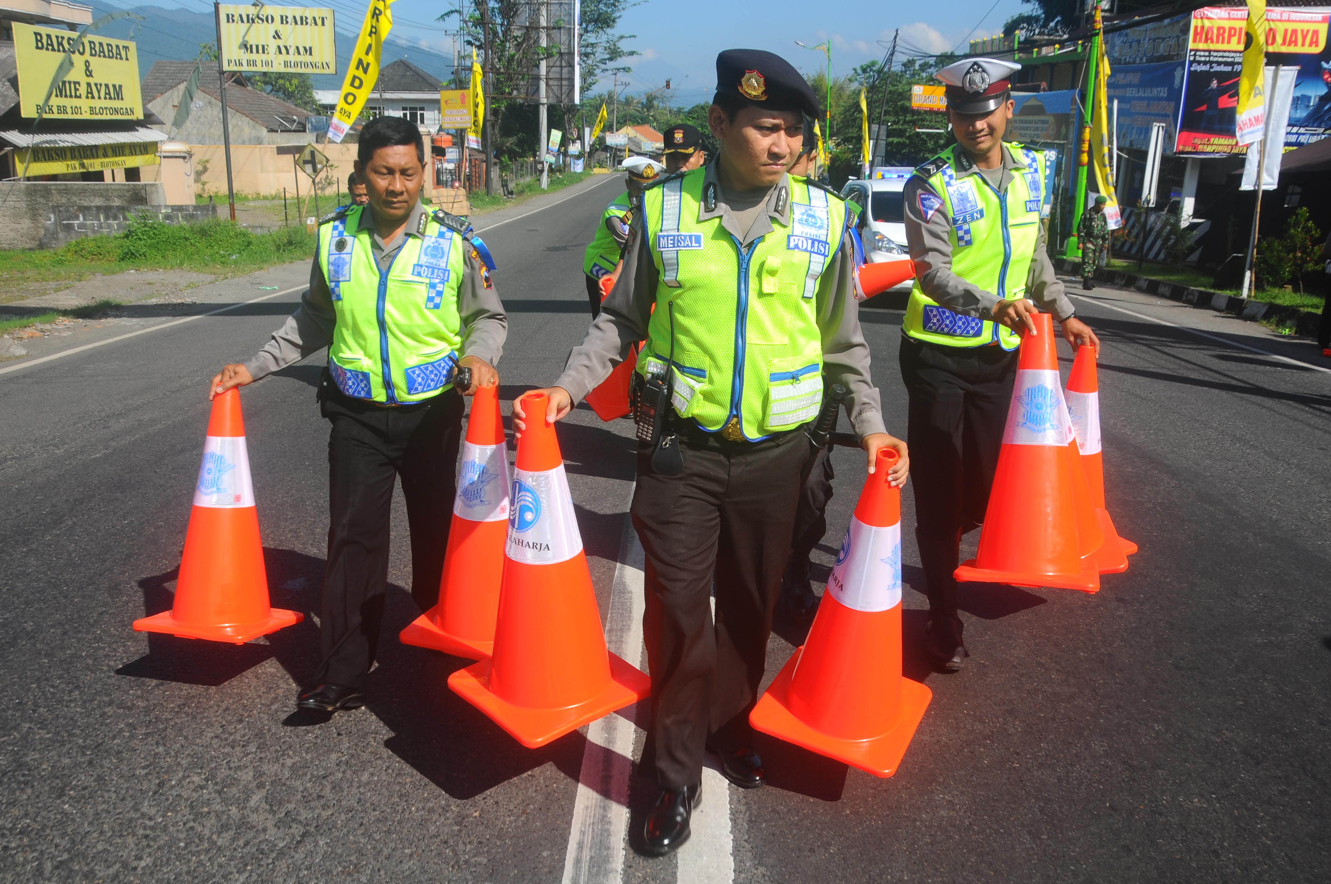 Dinas Perhubungan Kota Surakarta, Jawa Tengah mulai memasang rambu pendahulu penunjuk jurusan  di sejumlah titik persimpangan, Selasa (21/5)