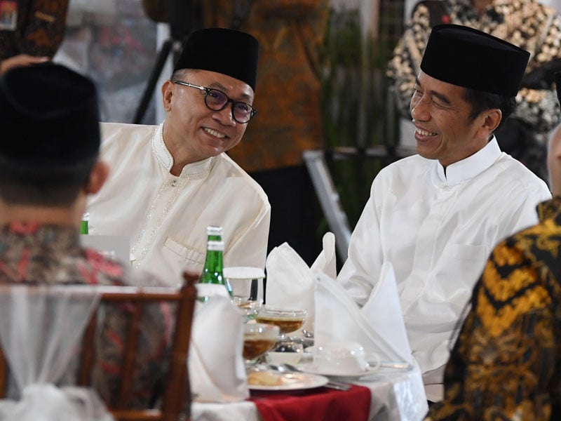 Presiden Joko Widodo berbincang dengan Ketua MPR Zulkifl i Hasan (kiri) ketika menghadiri buka puasa bersama pimpinan lembaga tinggi negara 