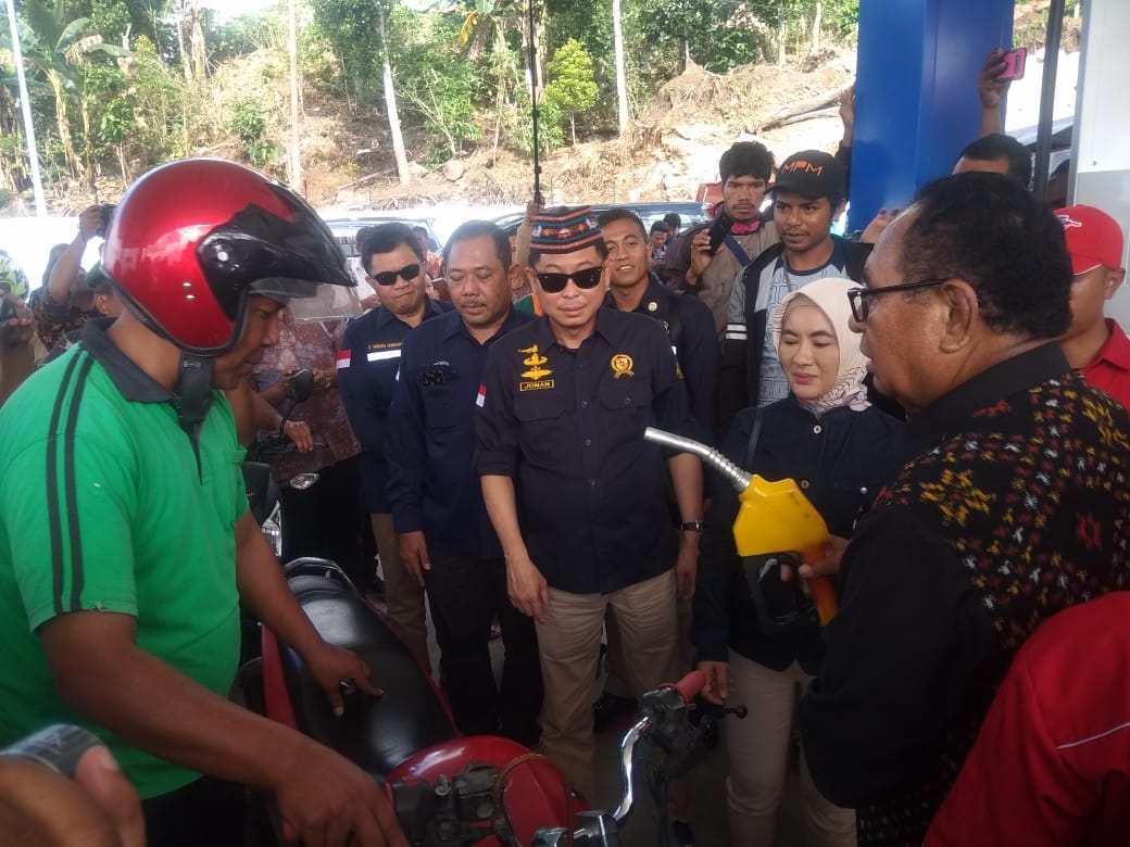 Menteri ESDM Ignasius Jonan bersama Dirut PT Pertamina (Persero) Nicke Widyawati di Manggarai