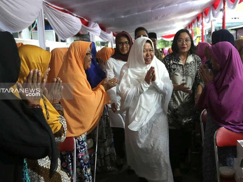 Wali Kota Surabaya Tri Rismaharini bersama jajarannya saat mengadakan kegiatan buka puasa bersama warga di eks lokalisasi Dupak Bangunsari,