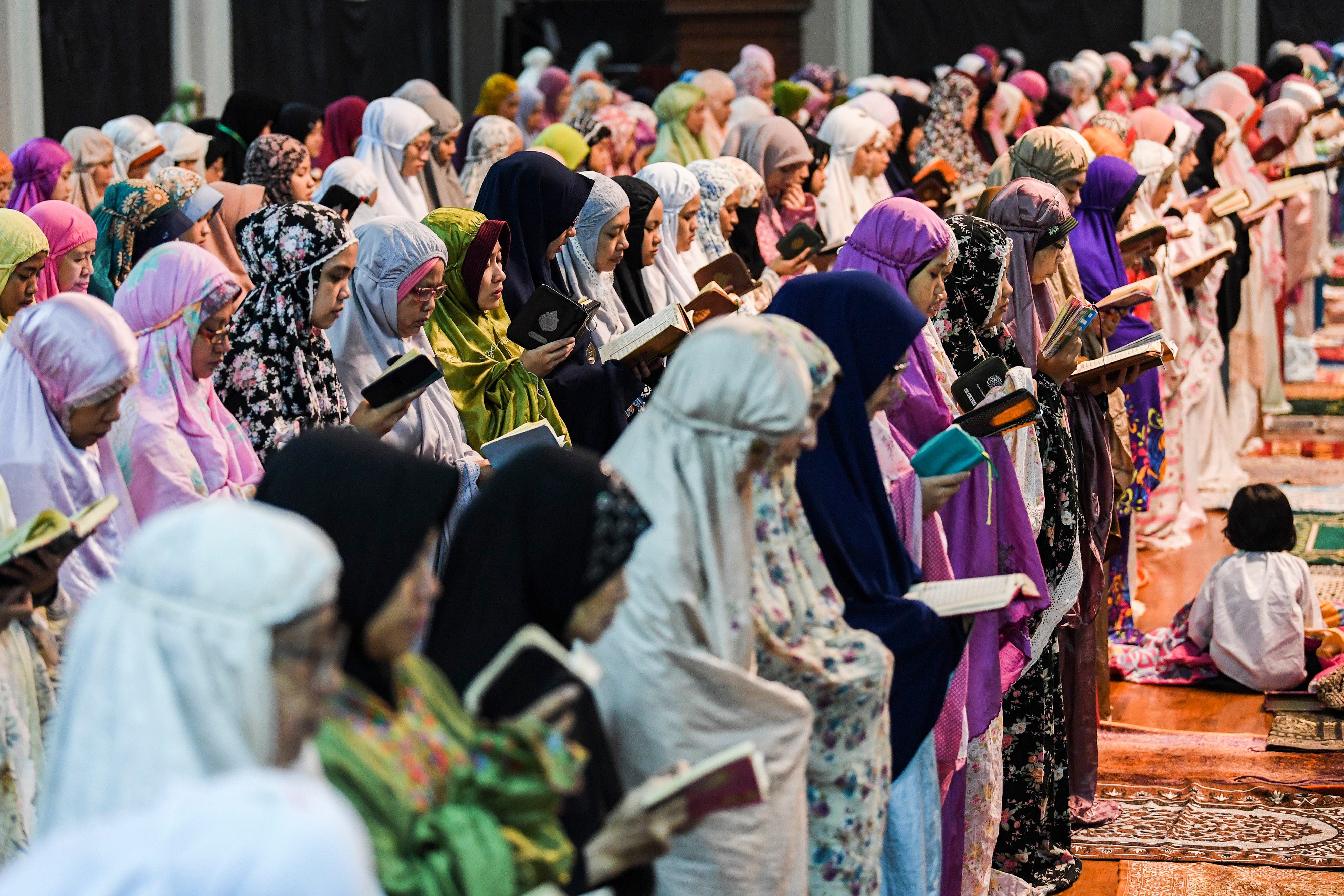 Jemaah melaksanakan salat malam saat beriktikaf di Masjid Raya Habiburahman, Bandung