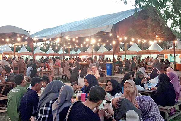 Masyarakat Aceh menantikan waktu berbuka puasa di Festival Ramadan yang digelar di Taman Budaya Aceh sejak 7 Mei lalu.