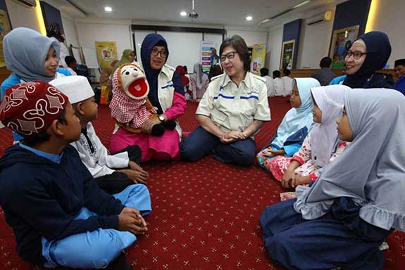 PT Garudafood Putra Putri Jaya Tbk menggelar kegiatan berbagi untuk puluhan anak yatim piatu di pabrik Rancaekek