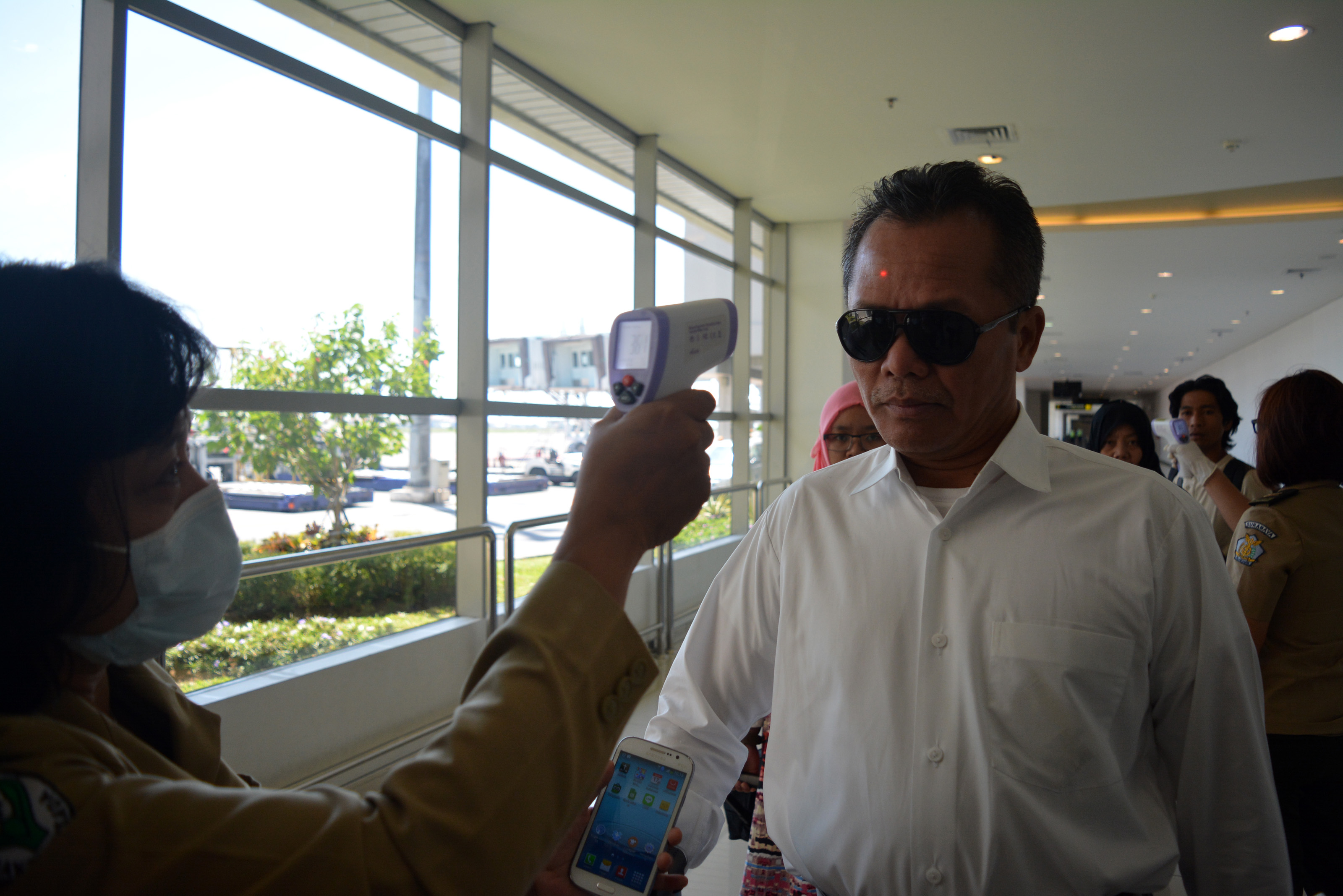 Bandara Adi Sumarmo dipasangi alat thermoscan untuk mendeteksi virus cacar monyet dari penumpang pesawat dari luar negeri. 