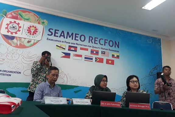 Manajer Penelitian Pusat Studi Regional Pangan dan Gizi Asia Tenggara (Seameo Recfon), Grace Wangge (kanan)