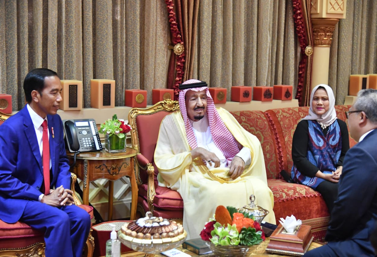 Presiden Joko Widodo didampingi Iriana Joko Widodo berbincang dengan Raja Salman bin Abdulaziz Al-Saud di Arab Saudi, Minggu (14/4).