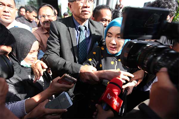  Dirut Pertamina Nicke Widyawati berusaha menghindari pertanyaan wartawan ketika keluar dari Gedung KPK, Jakarta, Kamis (2/5).