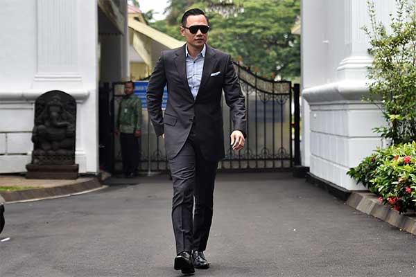 Agus Harimurti Yudhoyono (AHY) meninggalkan Kompleks Istana Kepresidenan usai bertemu dengan Presiden Joko Widodo di Jakarta, Selasa (6/3). 