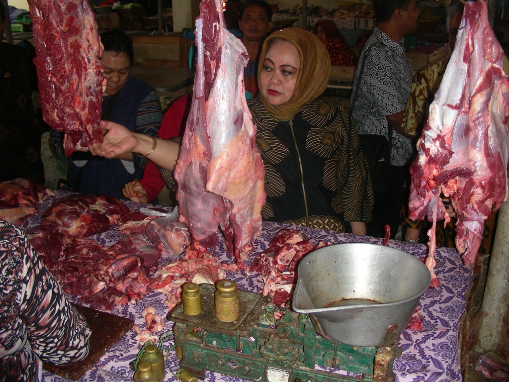 Tim Kemendag memantau harga kebutuhan pokok di Pasar Mandalika, Mataram