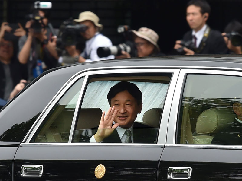 Kaisar Jepang yang baru, Naruhito, melambaikan tangan dari mobil saat tiba di Imperial Palace, Tokyo, Jepang, kemarin. 