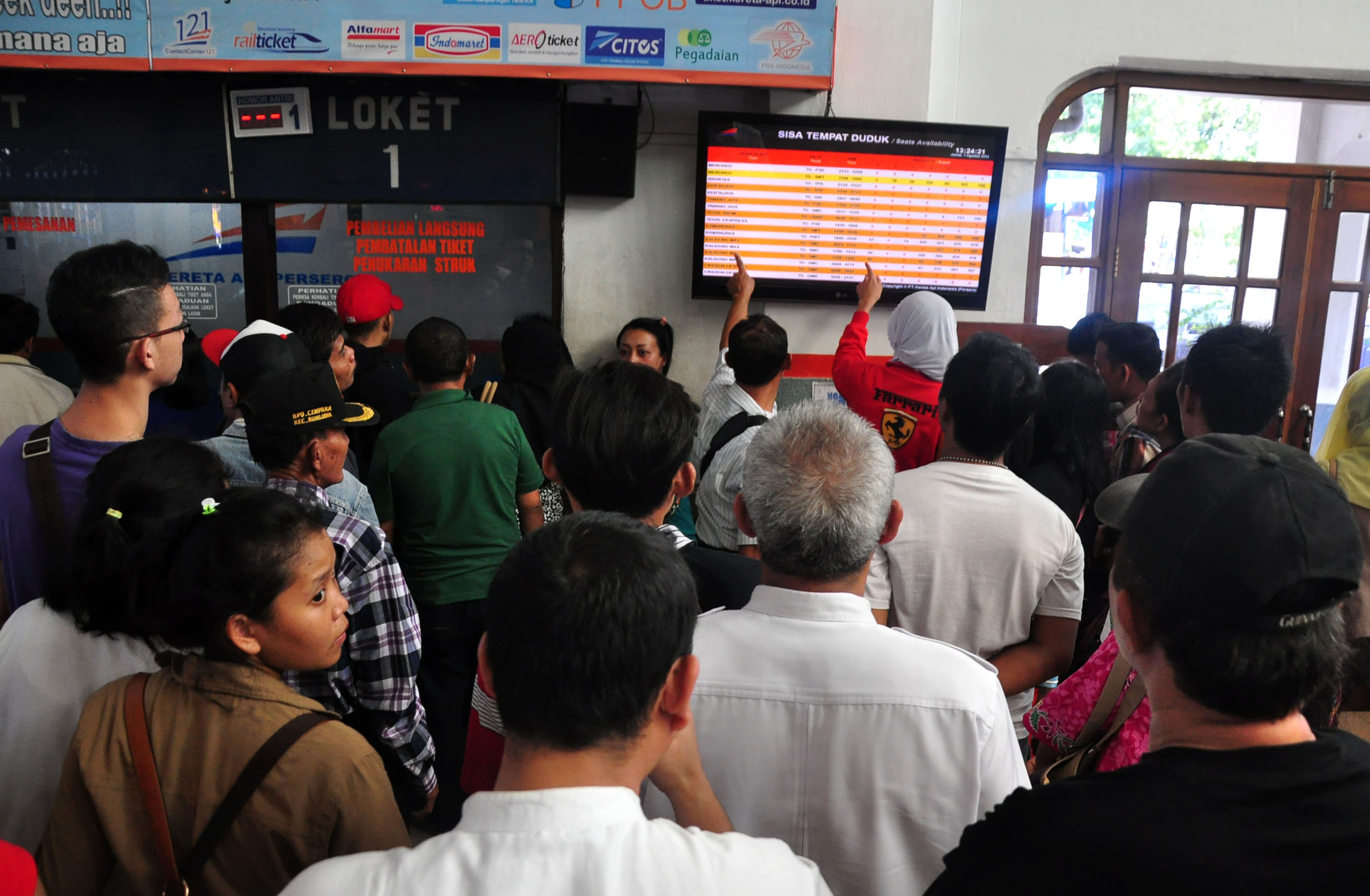 Sejumlah penumpang arus balik antre, membeli tiket kereta api (KA) tambahan Menoreh Lebaran di Stasiun Tegal,