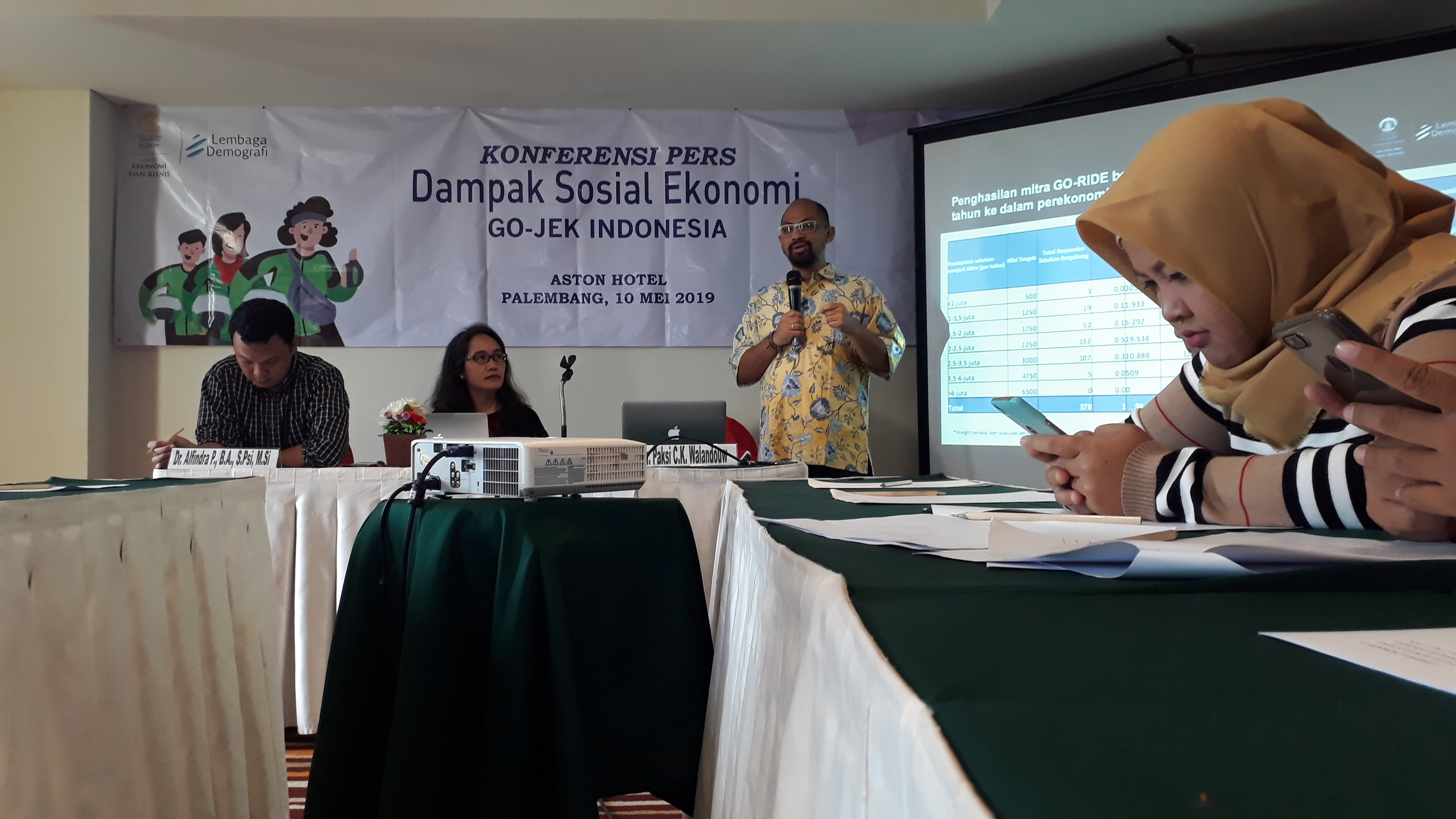 Wakil Kepala LD FEB UI Paksi CK Walandouw menjelaskan hasil riset mengenai kontribusi Go-Jek di Palembang, Jumat (10/5).