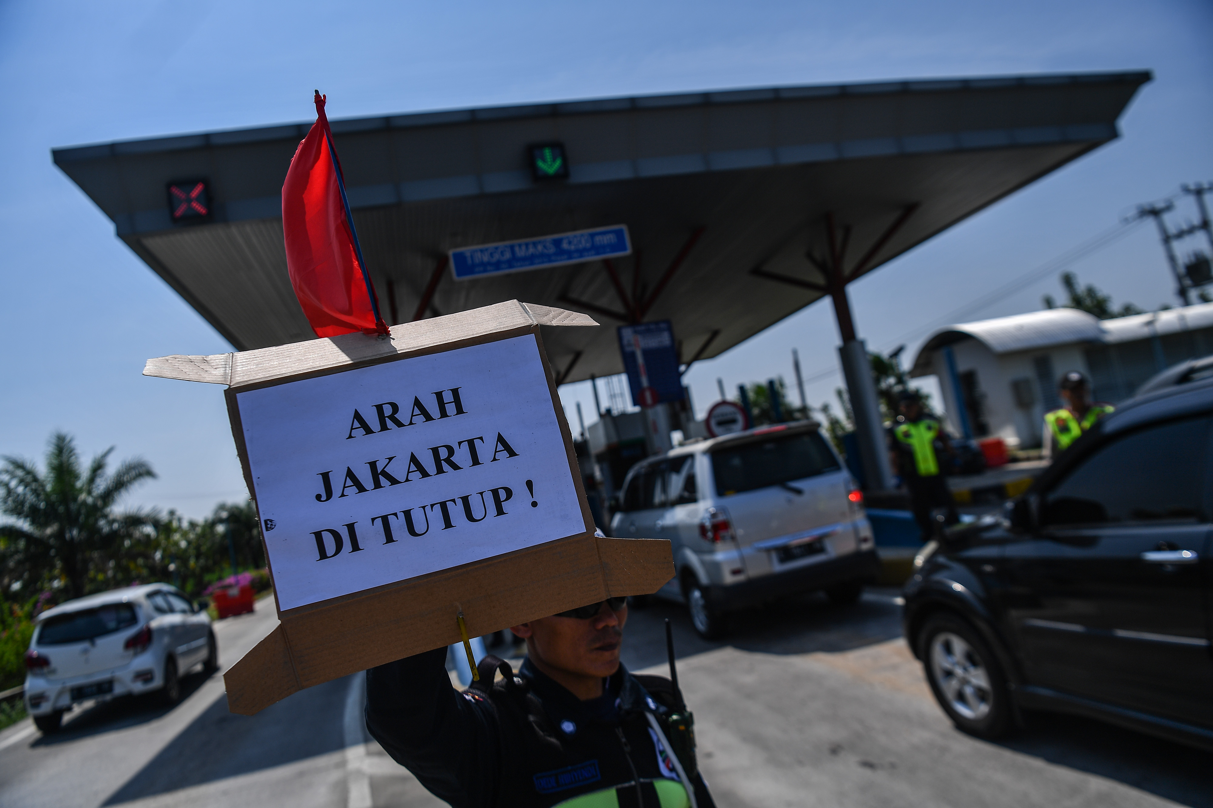 Pemberlakuan sistem satu arah atau one way di GT Cikampek Utama