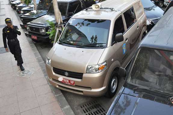 Deretan mobil dinas terpakir di salah satu instansi pemerintah