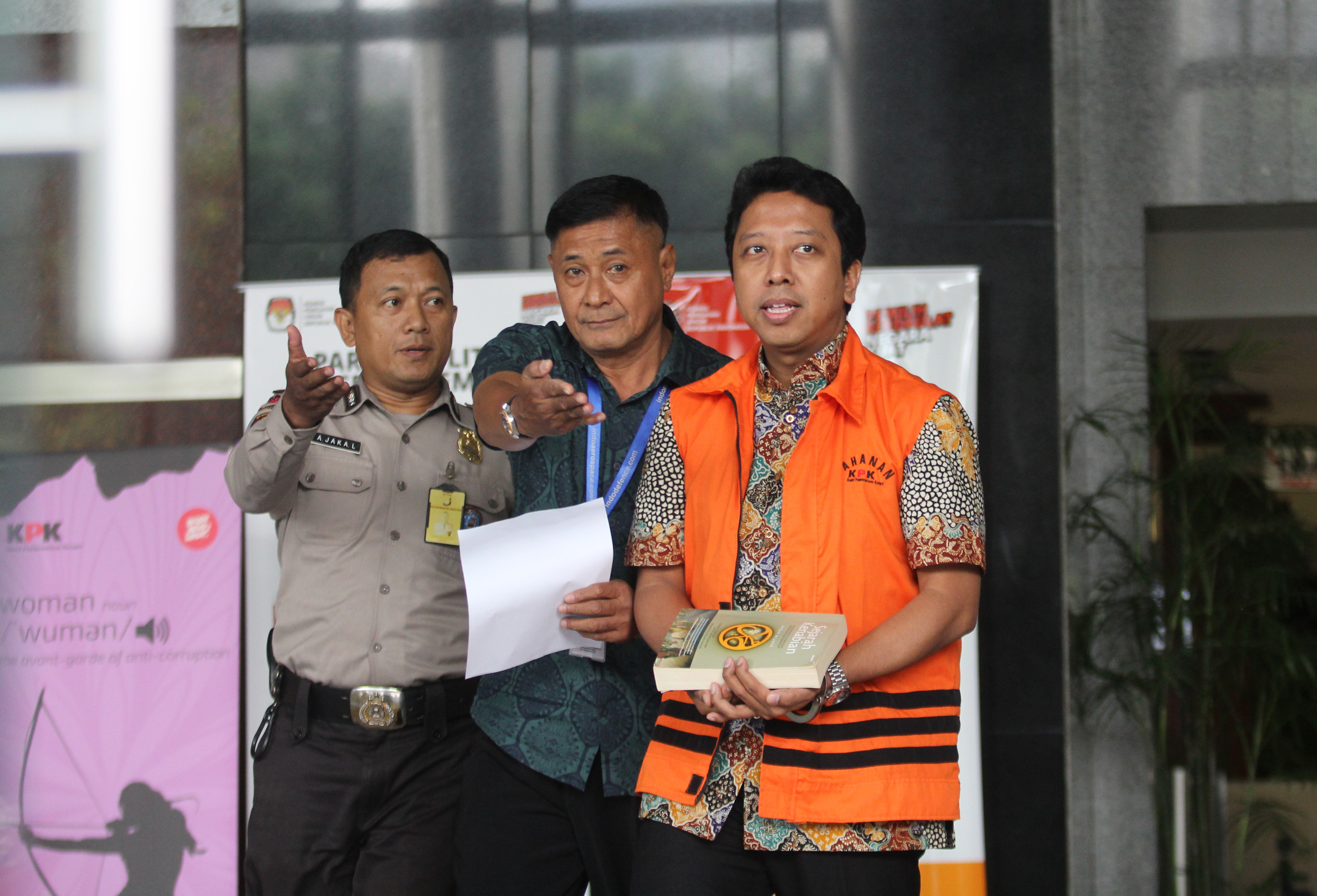  Tersangka kasus dugaan suap terkait seleksi pengisian jabatan di Kementerian Agama, Romahurmuziy (kanan) berjalan di gedung KPK