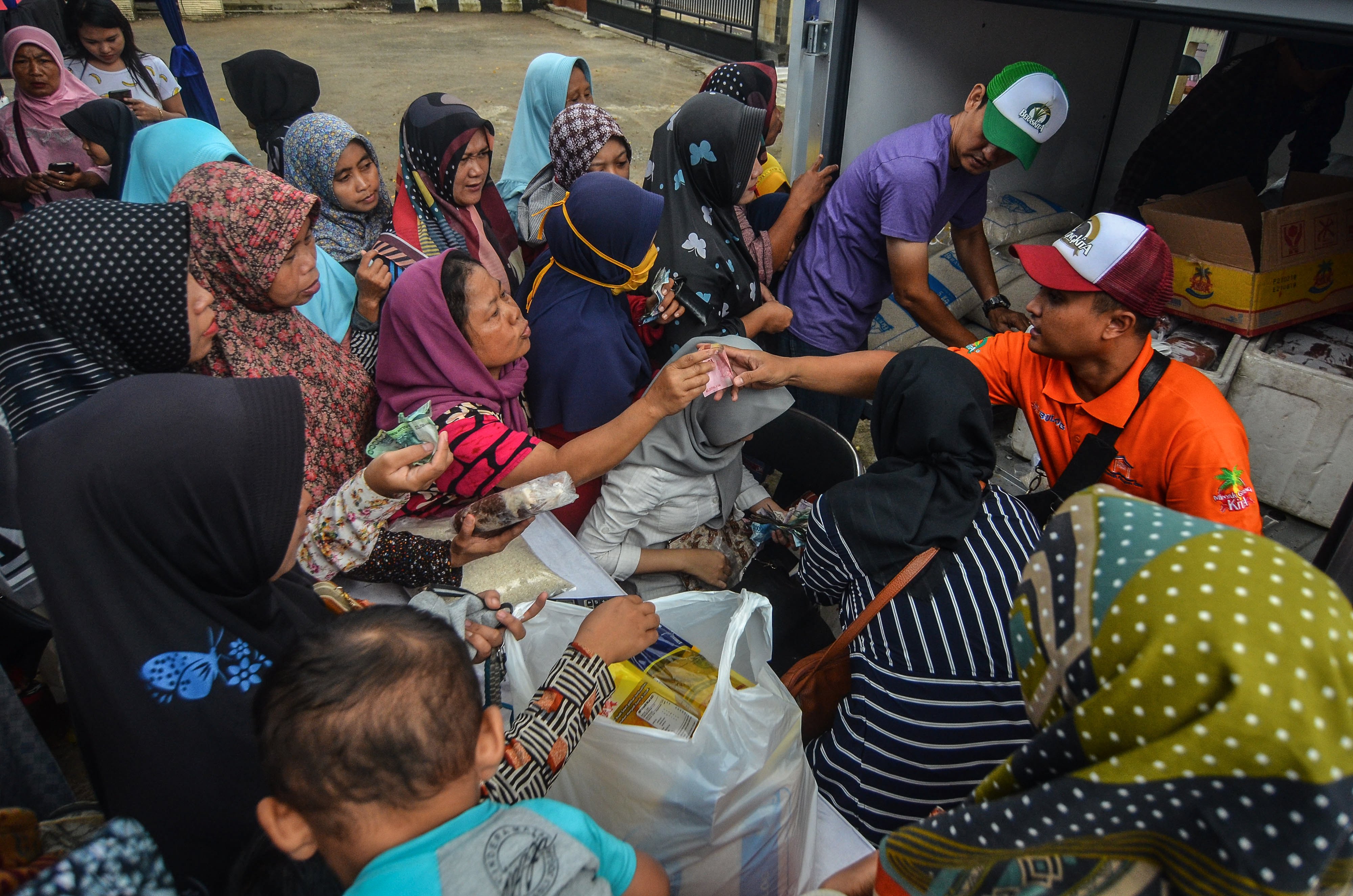 Warga antre membeli sembako pada operasi pasar murah rakyat Ramadhan