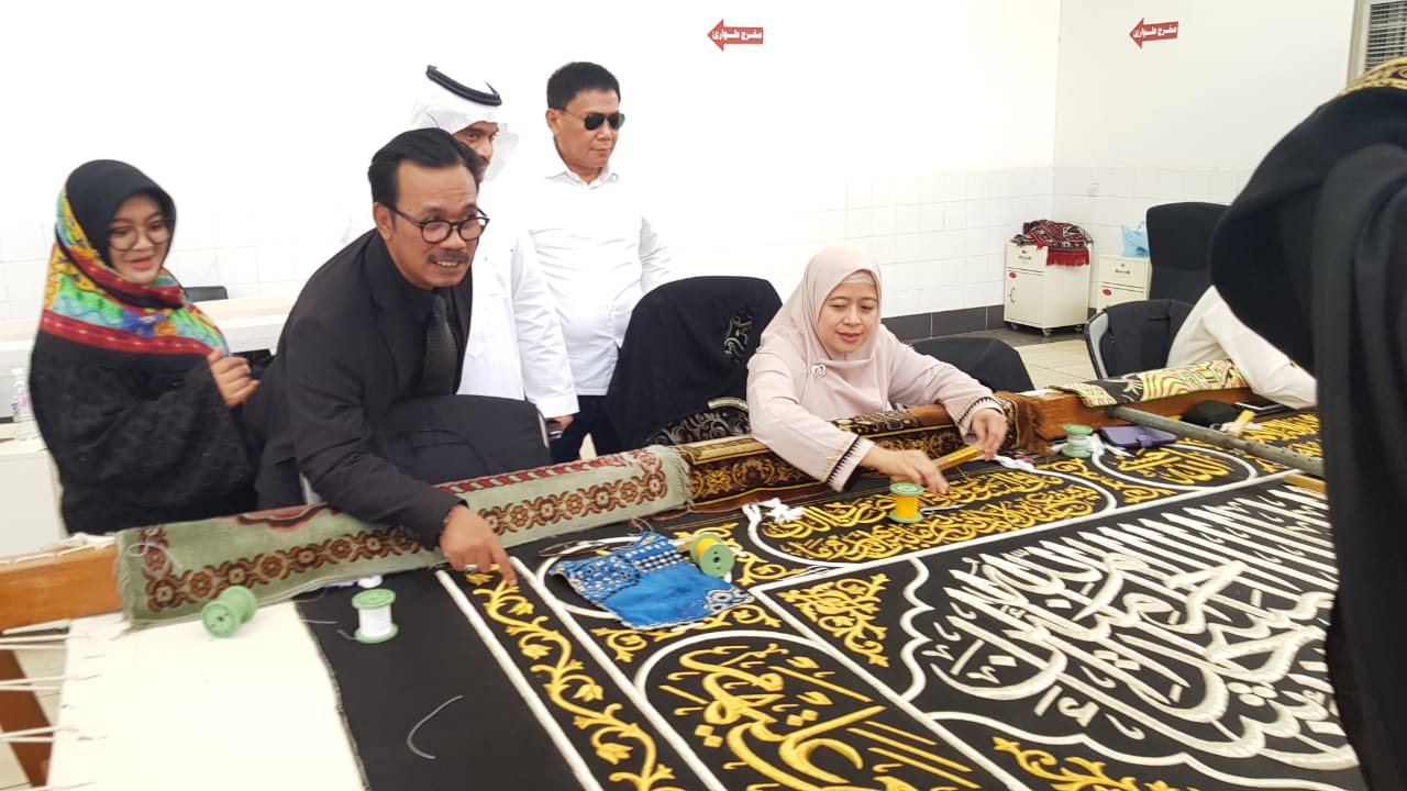 Menko Puan mendapatkan kehormatan menyulam kaligrafi Ayat Alquran di Kiswah Kabah yang akan dipasang pada musim haji tahun ini