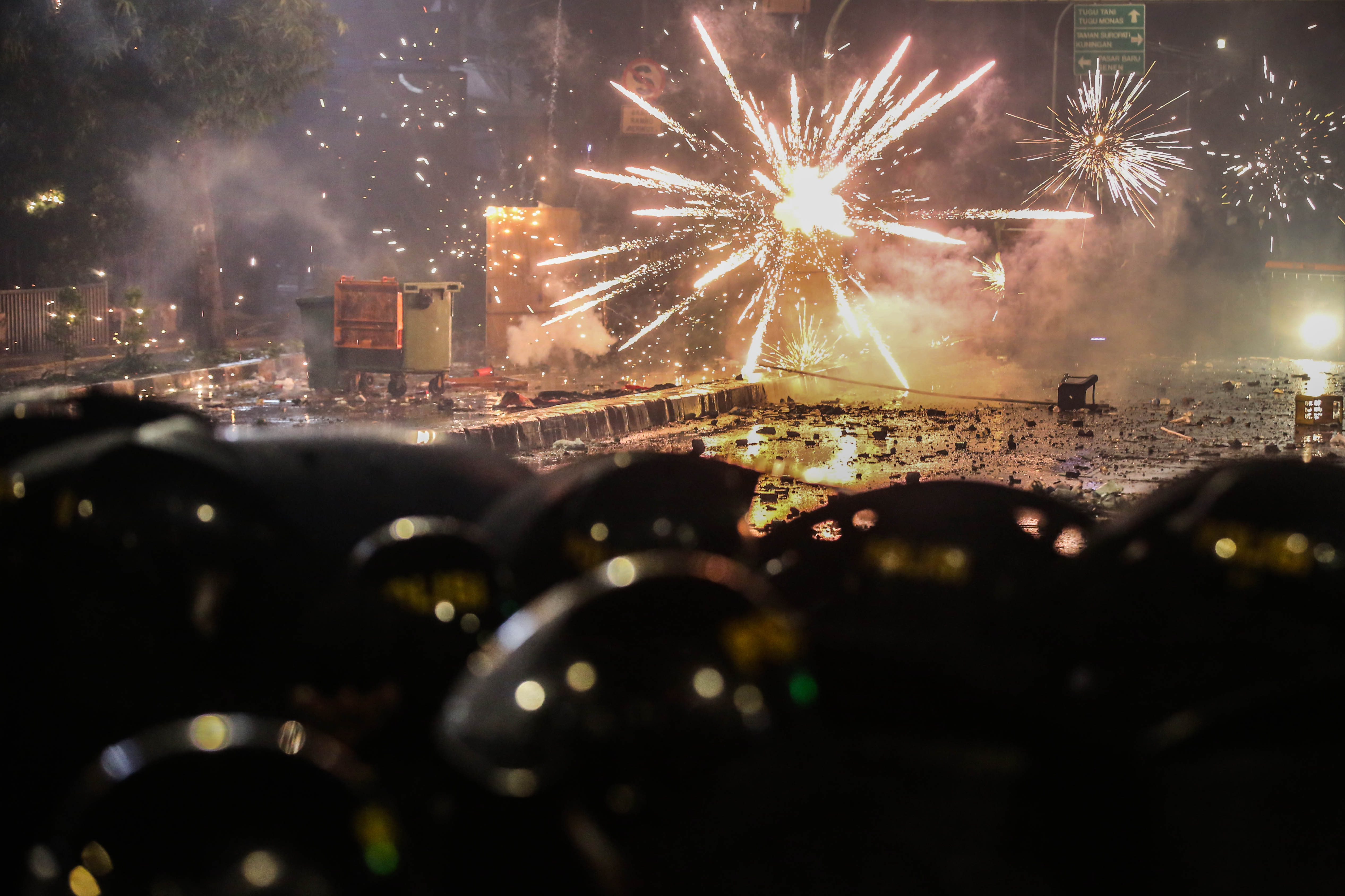 Polisi terlibat bentrok dengan demonstran di Jalan Wahid Hasyim, depan gedung Bawaslu, Jakarta.