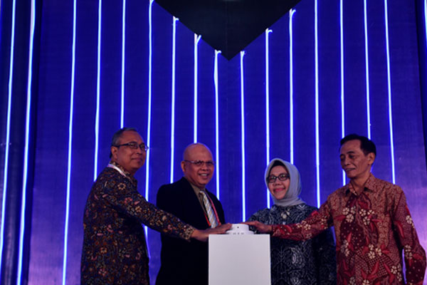 KONGRES NASIONAL ASSESSMENT CENTER INDONESIA Ketua Umum Perkumpulan Assessment Center Indonesia (PASSTI) Teuku Zilmahram kedua kiri