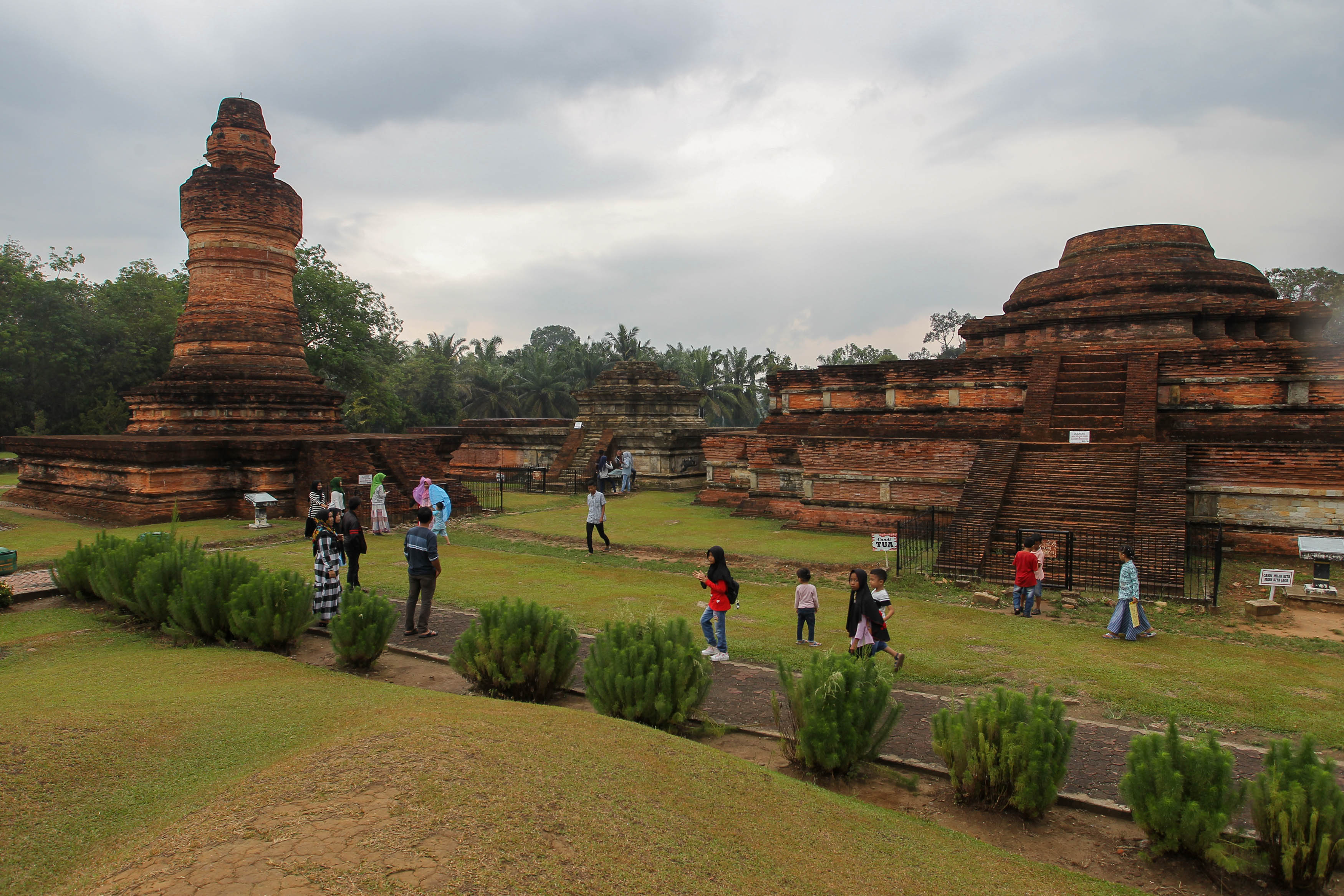 Warga mengunjungi tempat wisata komplek situs Candi Muara Takus. Candi Muara Takus akan menjadi pusat peringatan Waisak Nasional 2019.