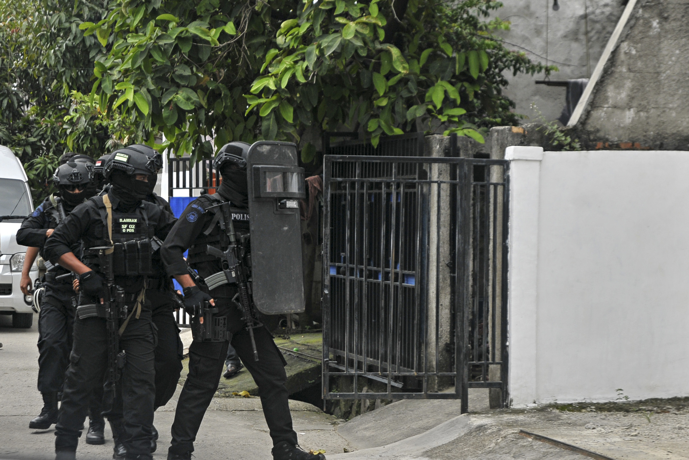 Petugas Densus 88 Antiteror Mabes Polri berusaha masuk ke dalam rumah kontrakan yang dihuni EY alias Rafli di Kabupaten Bekasi, Jawa Barat.