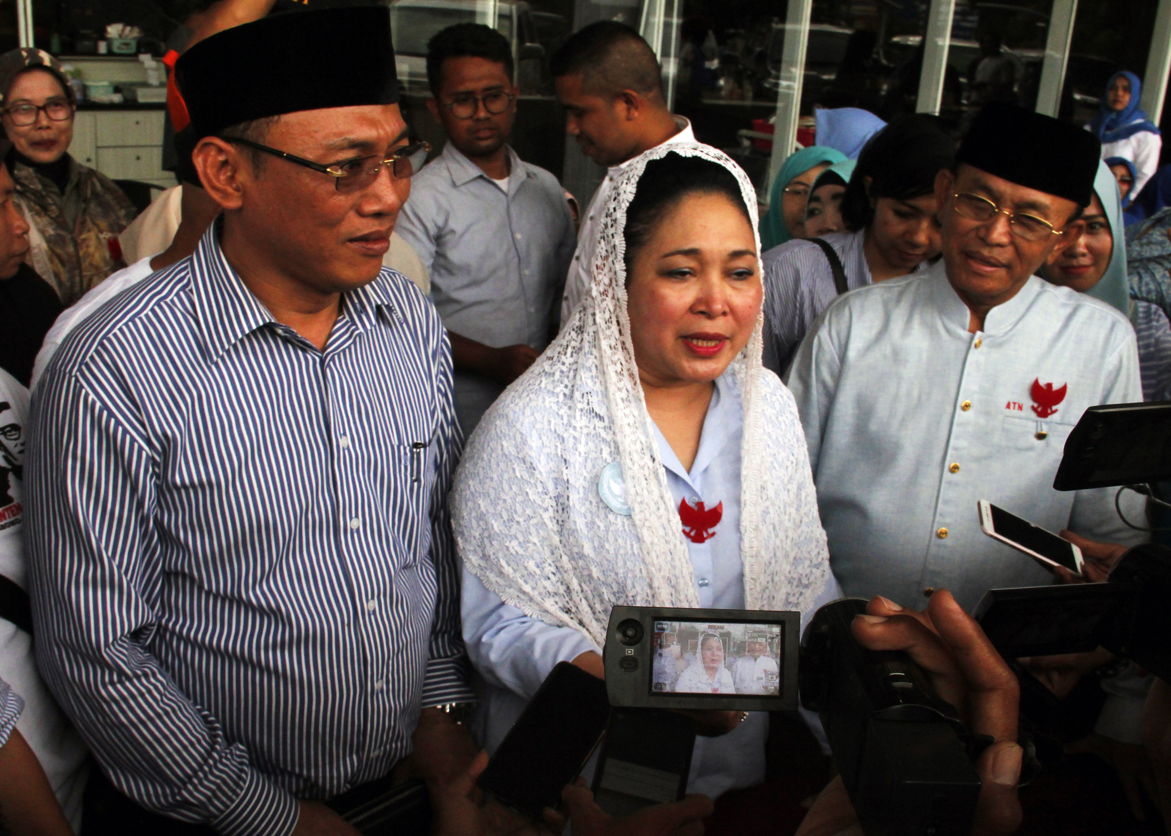 Politisi Partai Berkarya yang juga putri Presiden ke-2 RI Soeharto, Titiek Hediati atau Titiek Soeharto (tengah).