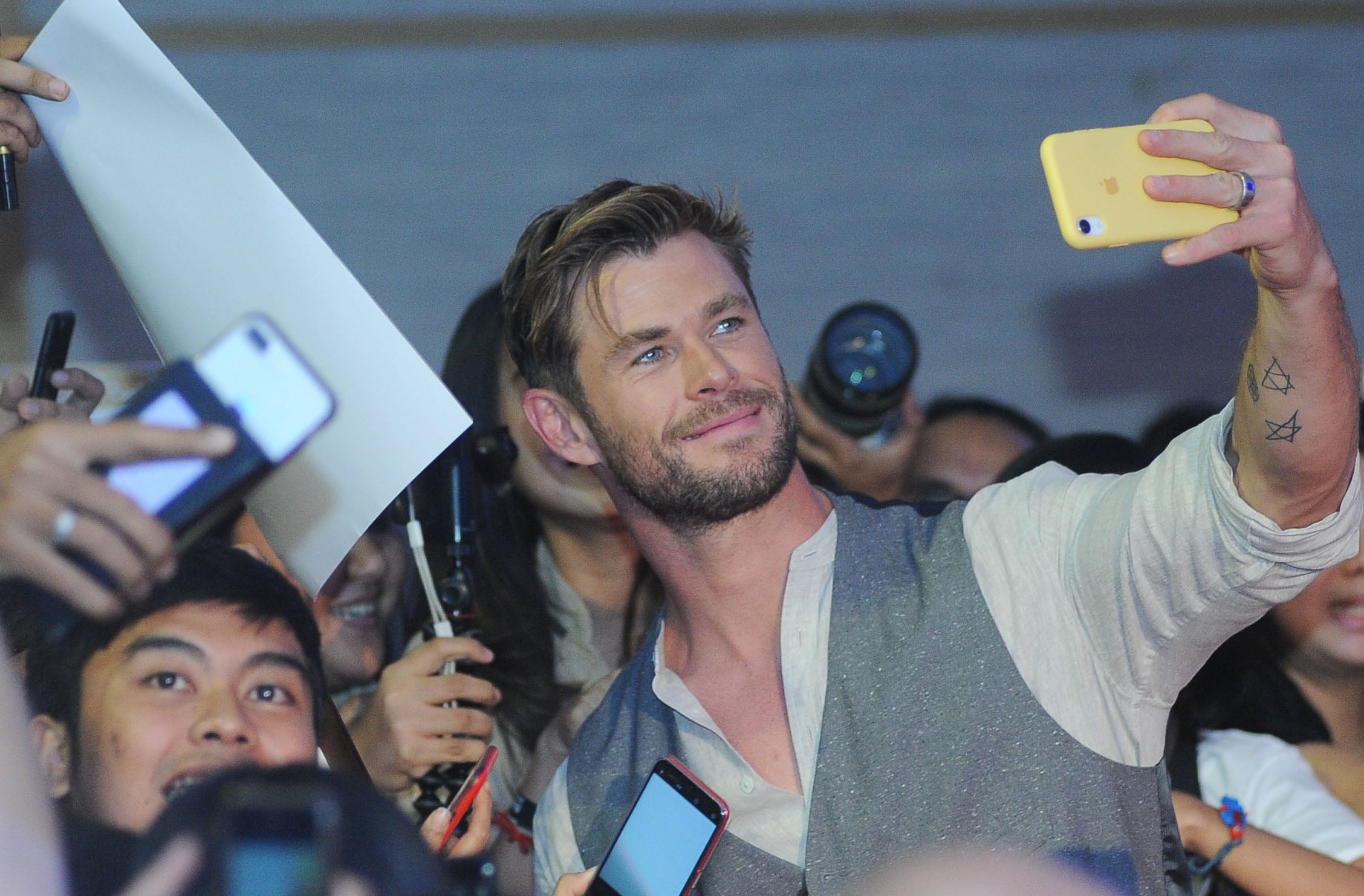 Aktor asal Australia Chris Hemsworth yang populer sebagai Thor sang Dewa Petir dalam film-film Marvel berswafoto dengan penggemarnya