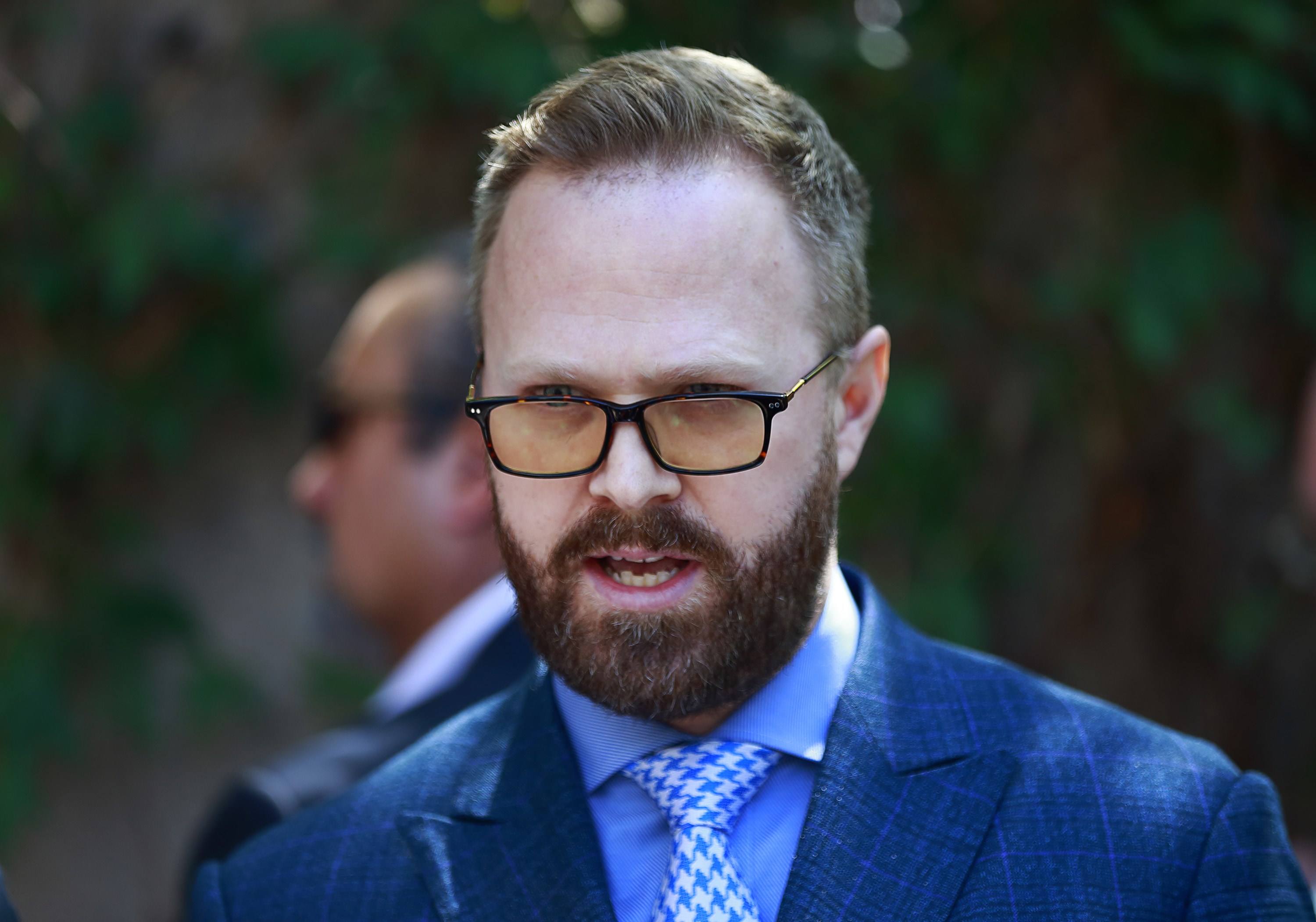 Benjamin Howes, Wakil Presiden Hubungan Media Huawei Technologies, berbicara kepada media di Pengadilan Hukum British Columbia 