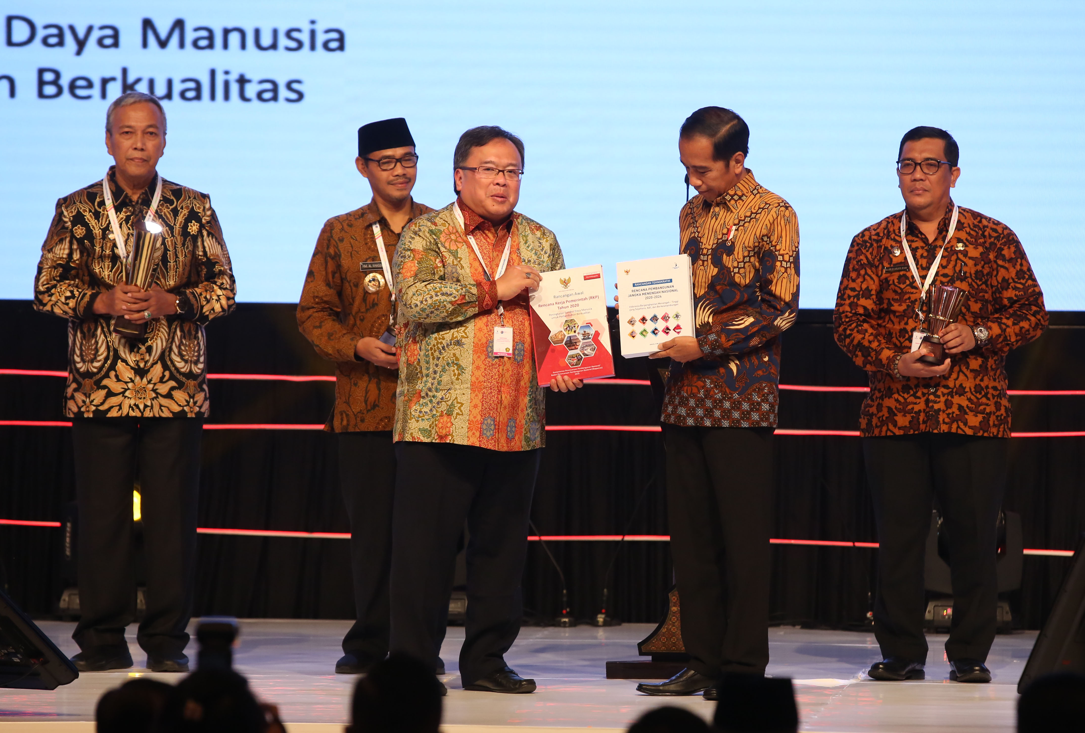 Presiden Joko Widodo menerima buku RPJMN 2020-2024 dan Buku RKP tahun 2020 dari  dari Menteri PPN/Kepala Bappenas Bambang Brodjonegoro.