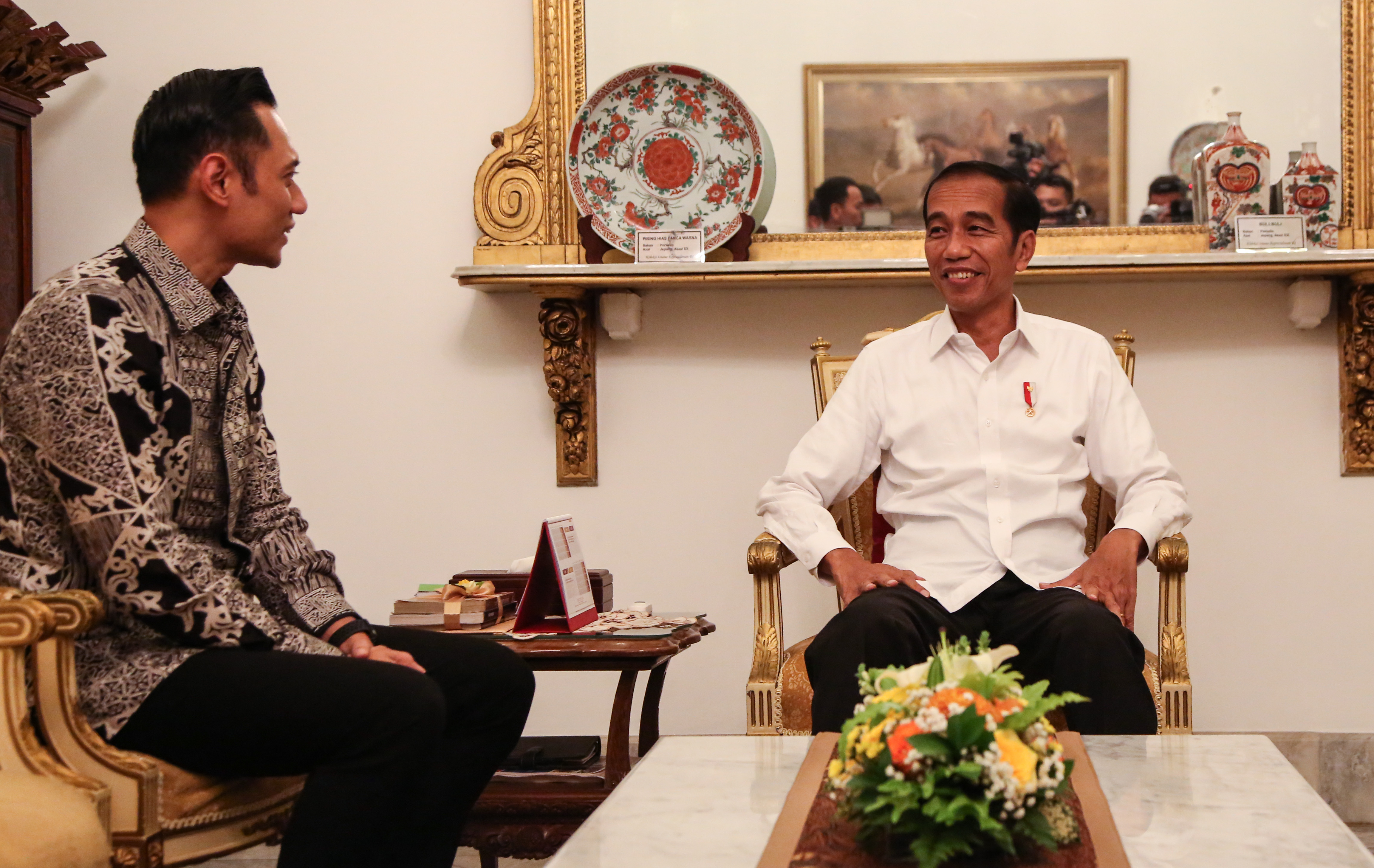 Presiden Joko Widodo (kanan) menerima kunjungan Komandan Kogasma Partai Demokrat Agus Harimurti Yudhoyono (AHY)