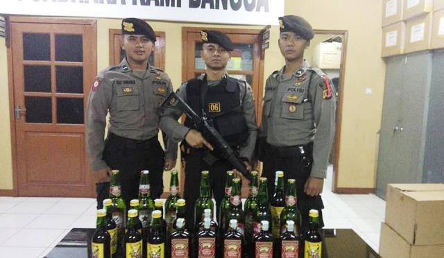 BARANG BUKTI: Jajaran anggota Satuan Sabhara Polres Cimahi saat menunjukan barang bukti hasil razia miras