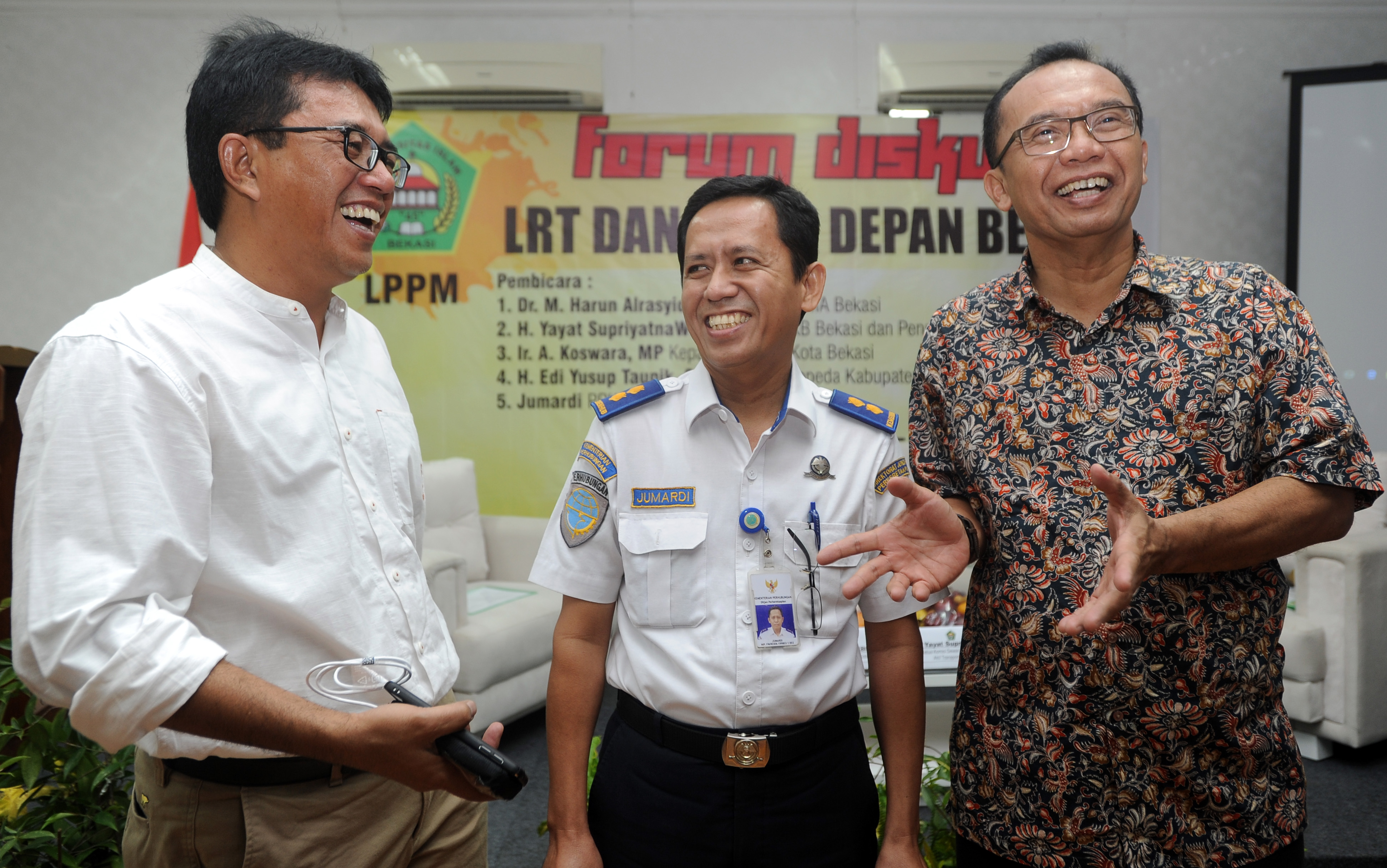  Direktur LPPM Unisma/Anggota Dewan Transportasi Harun Alrasyid (kiri), Ketua Komisi Dewan Transportasi Yayat Supriatna (kanan)