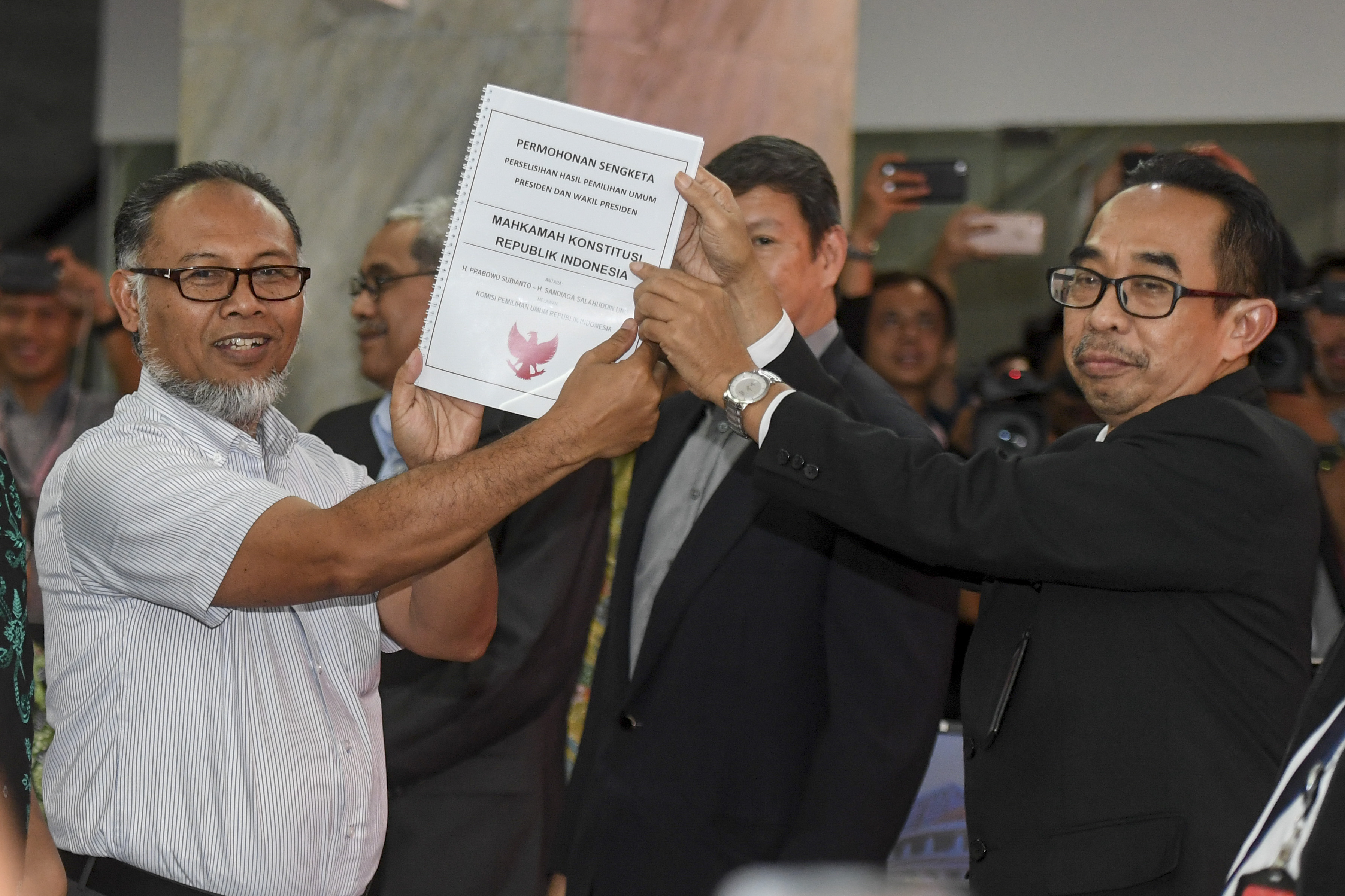 Bambang Widjoyanto (kiri)