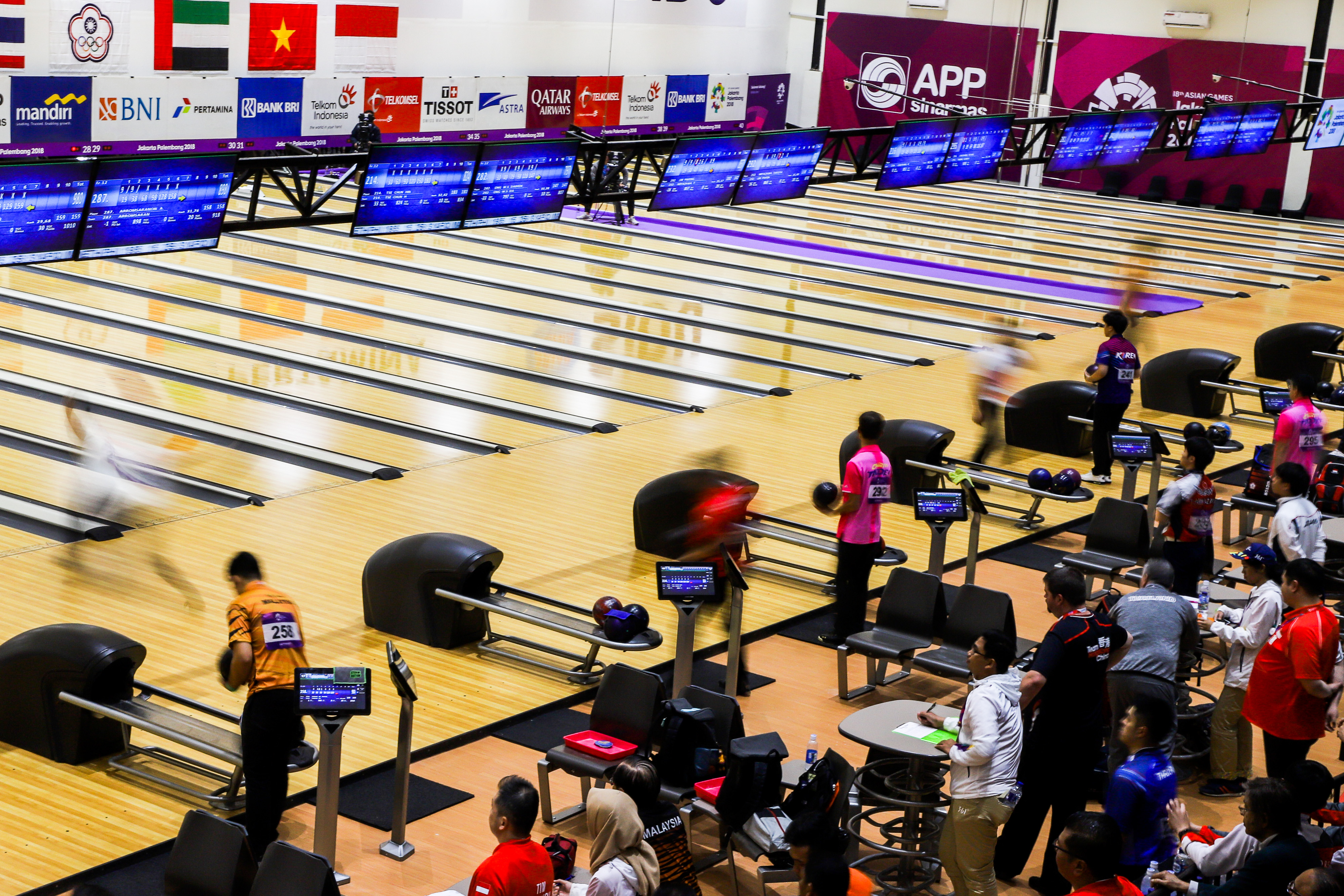 Suasana cabang olahraga boling nomor master putra Asian Games 2018 di Jakabaring Bowling Center, Palembang.
