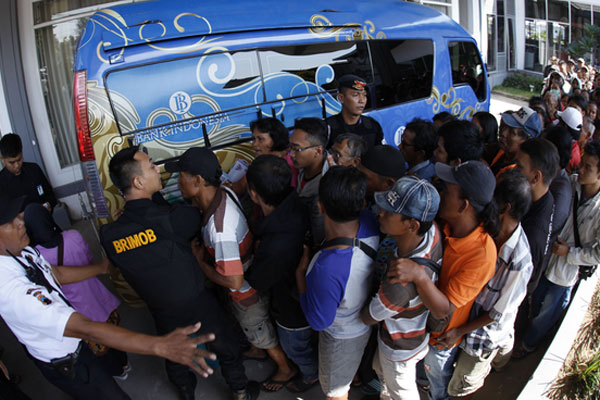 Warga mengantre untuk menukarkan uang pecahan yang digelar oleh Bank Indonesia di Stasiun Balapan, Solo, Jawa Tengah, Senin (13/5/2019