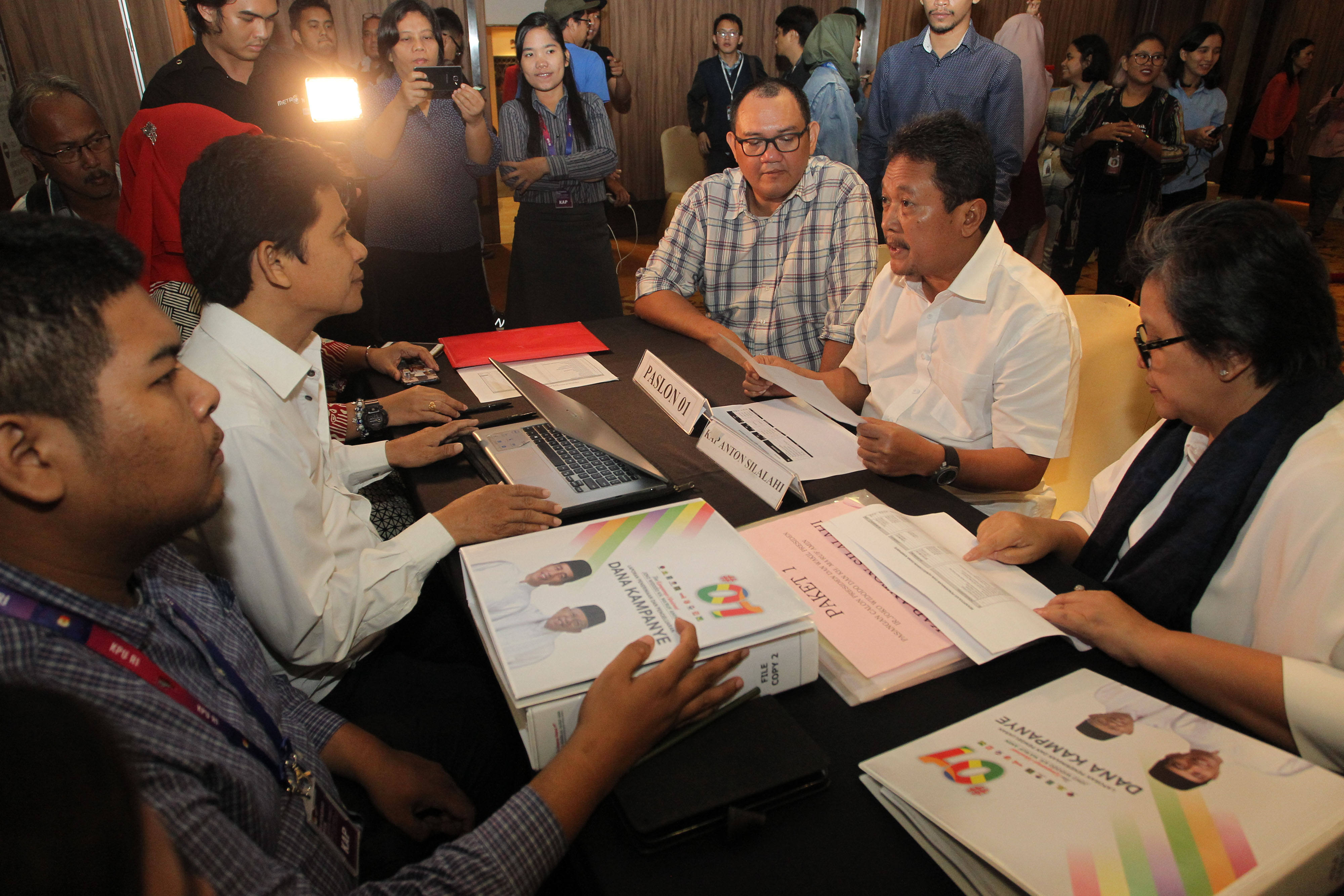  Bendahara umum Tim Kemenangan Nasional (TKN) Jokowi-Ma'ruf Amin, Wahyu Sakti Trenggono (tengah) 