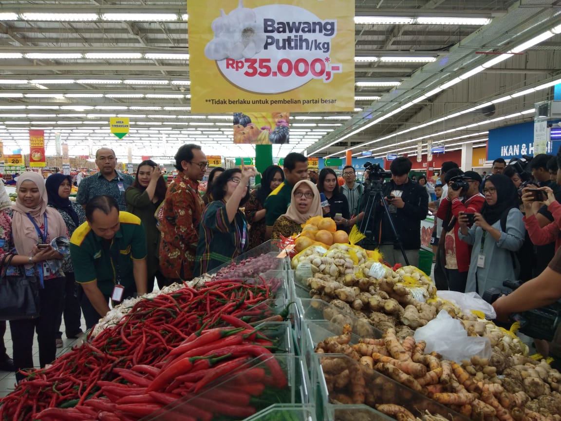 Direktur Jenderal Perdagangan Dalam Negeri Kemendag Tjahya Widayanti di pasar ritel modern Giant CBD Bintaro, Jumat (10/5)