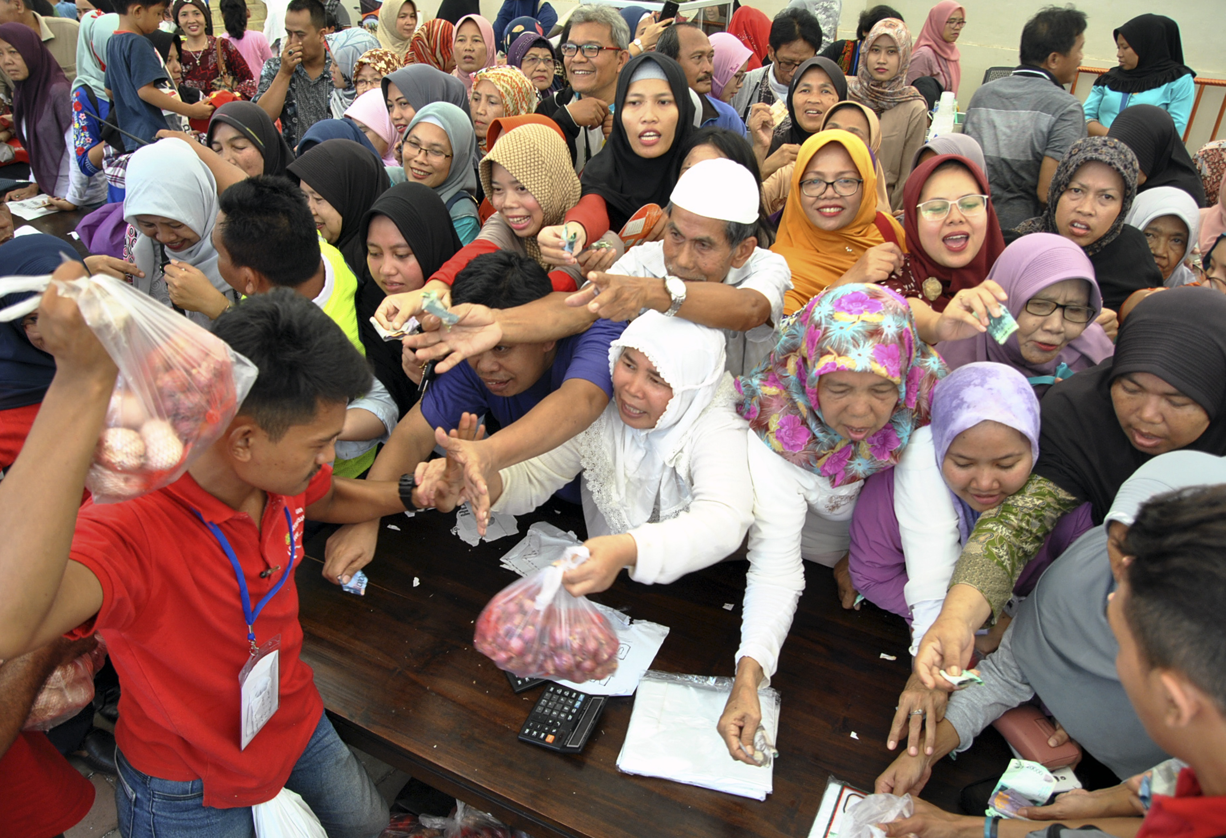 Harga bawang putih  tadinya tinggi sudah mulai turun walaupun masih mahal. Harga awal  Rp55.000 per kg menjadi Rp52 ribu-Rp54 ribu per kg.